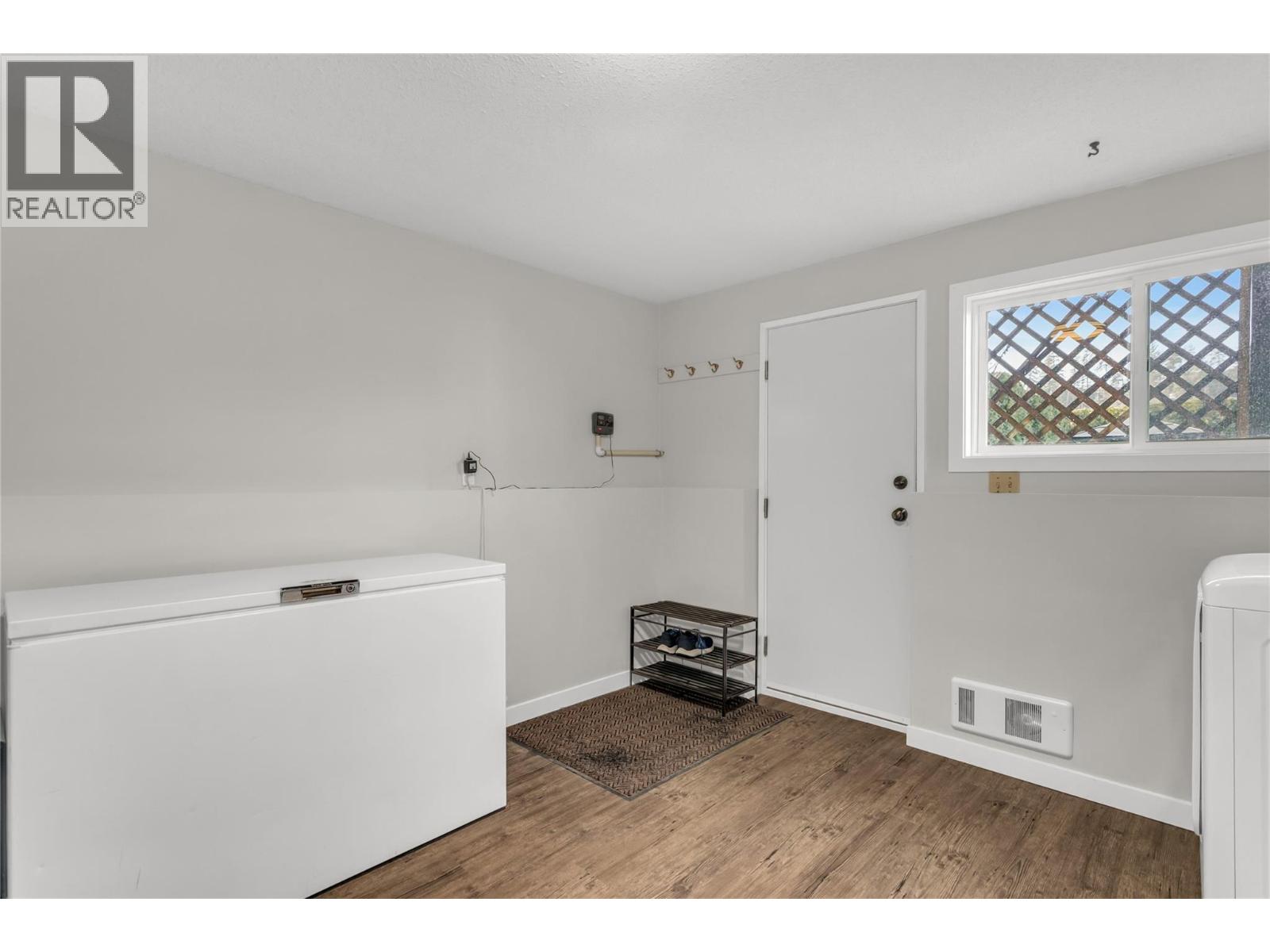 Lower level separate entrance w/ laundry