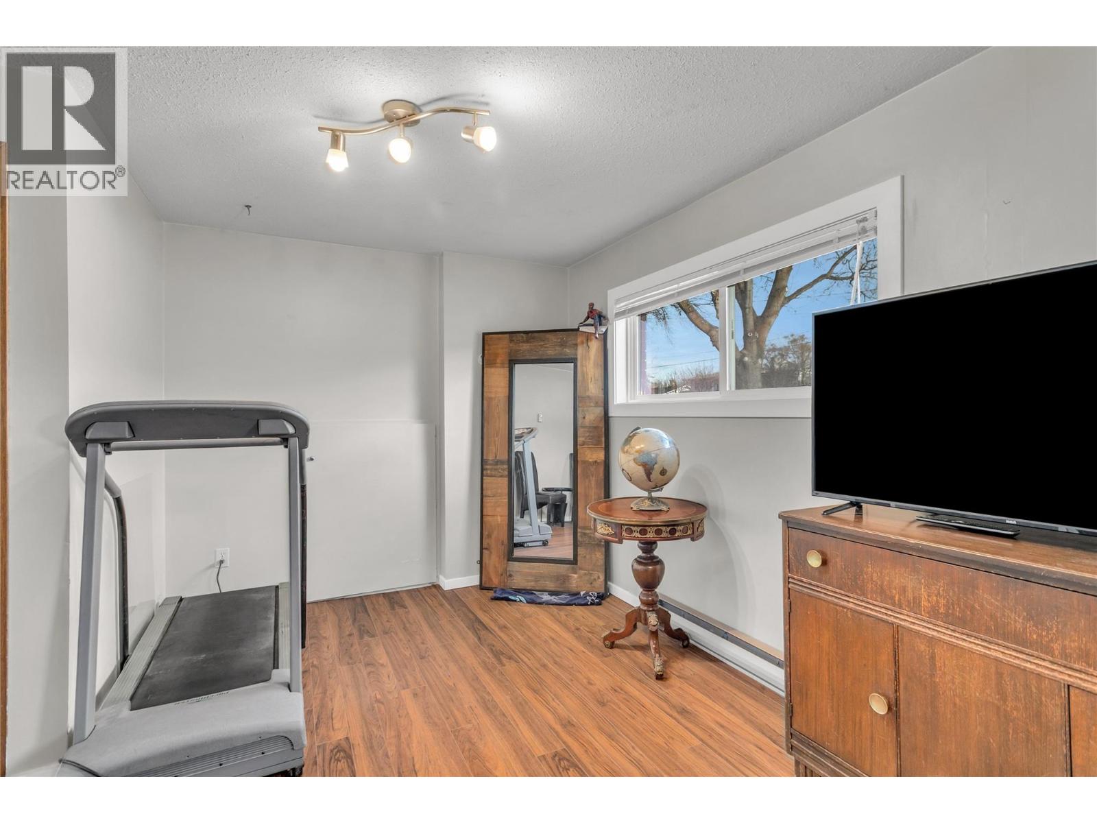 Large flex space- bedroom /rec room