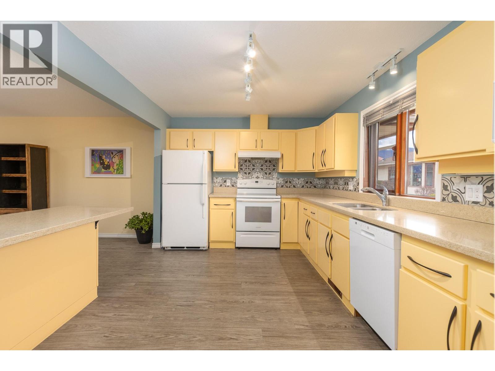 #11 151 8 AVENUE SW - 12