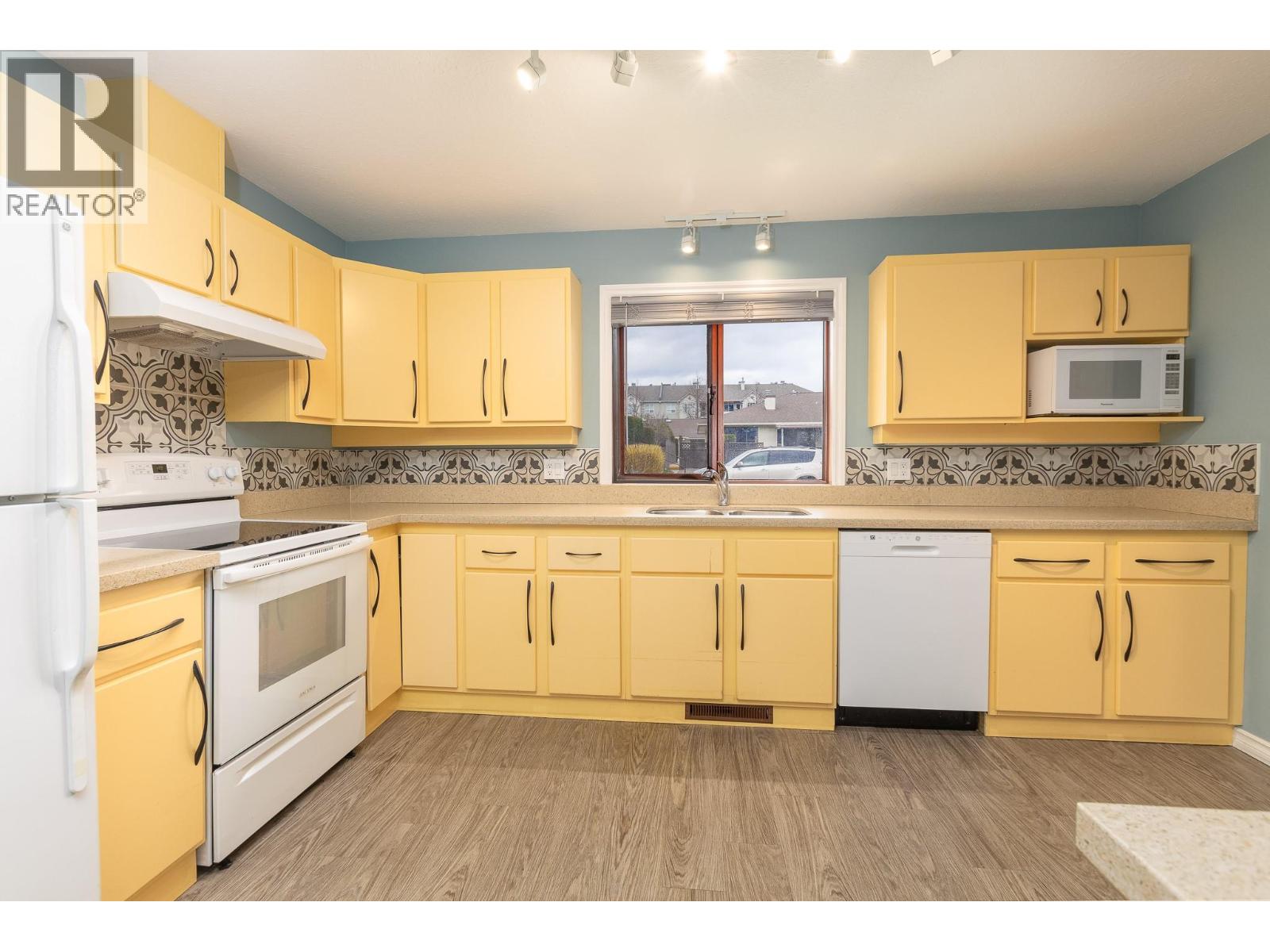 #11 151 8 AVENUE SW - 14