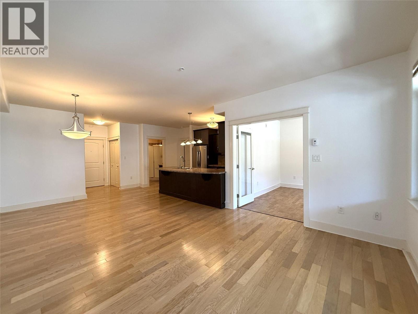 #302 909 RADIO AVENUE - 10