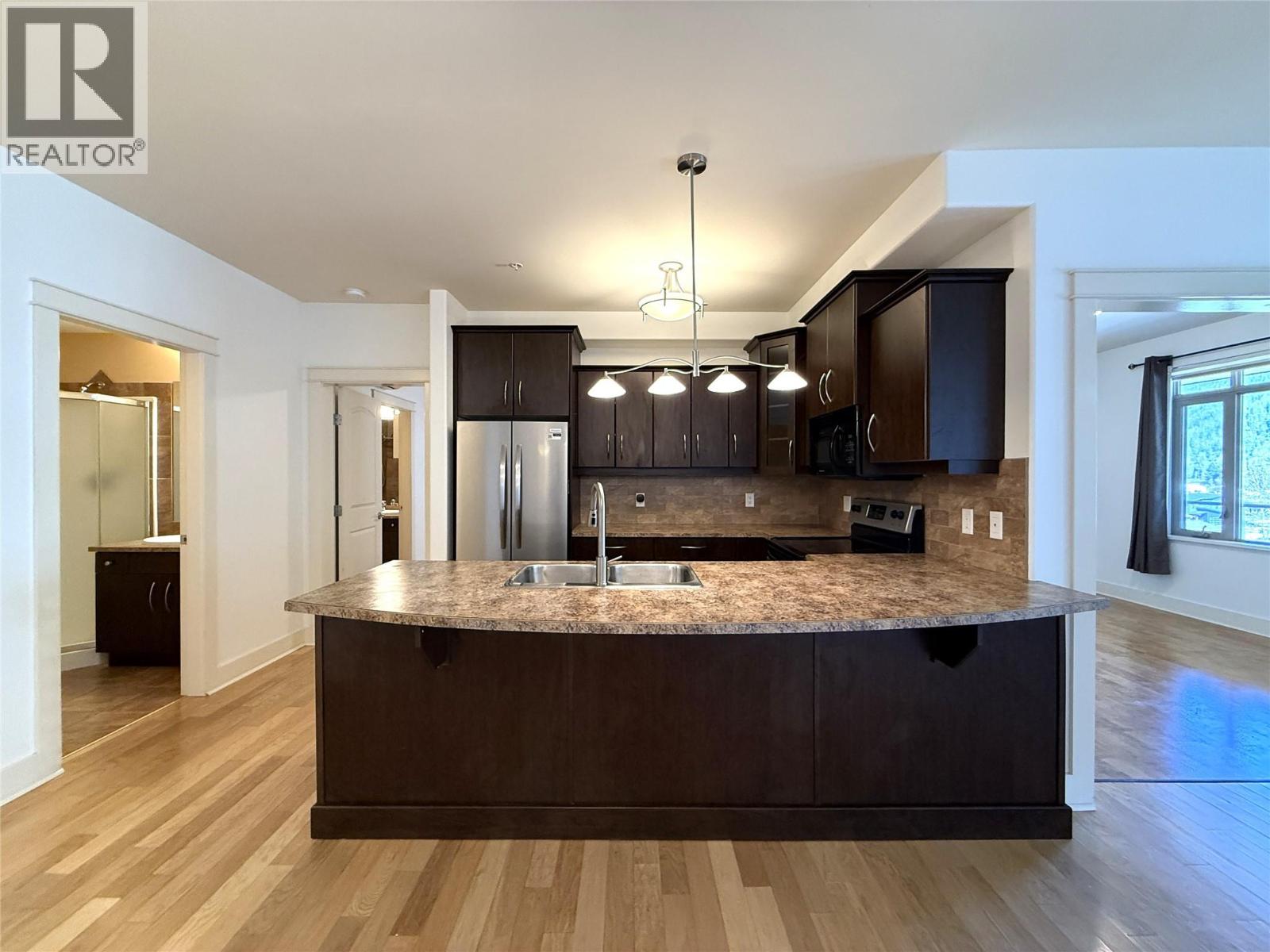 #302 909 RADIO AVENUE - 13