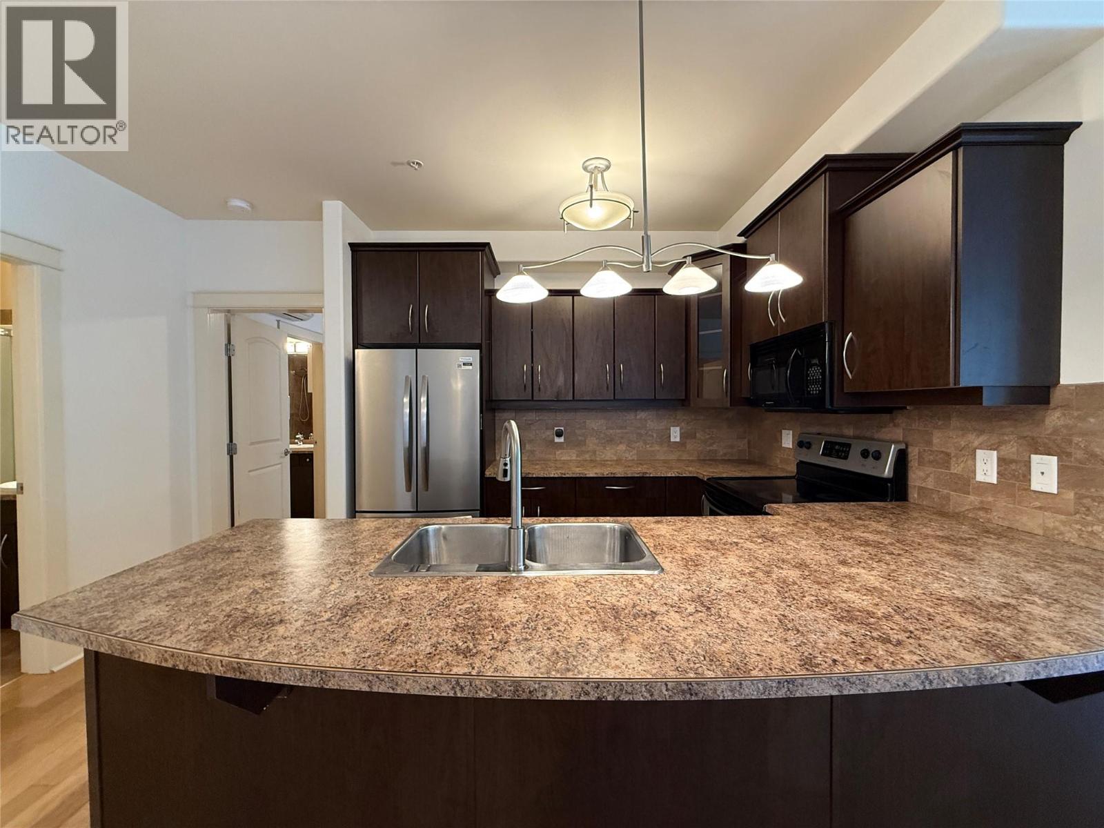 #302 909 RADIO AVENUE - 18