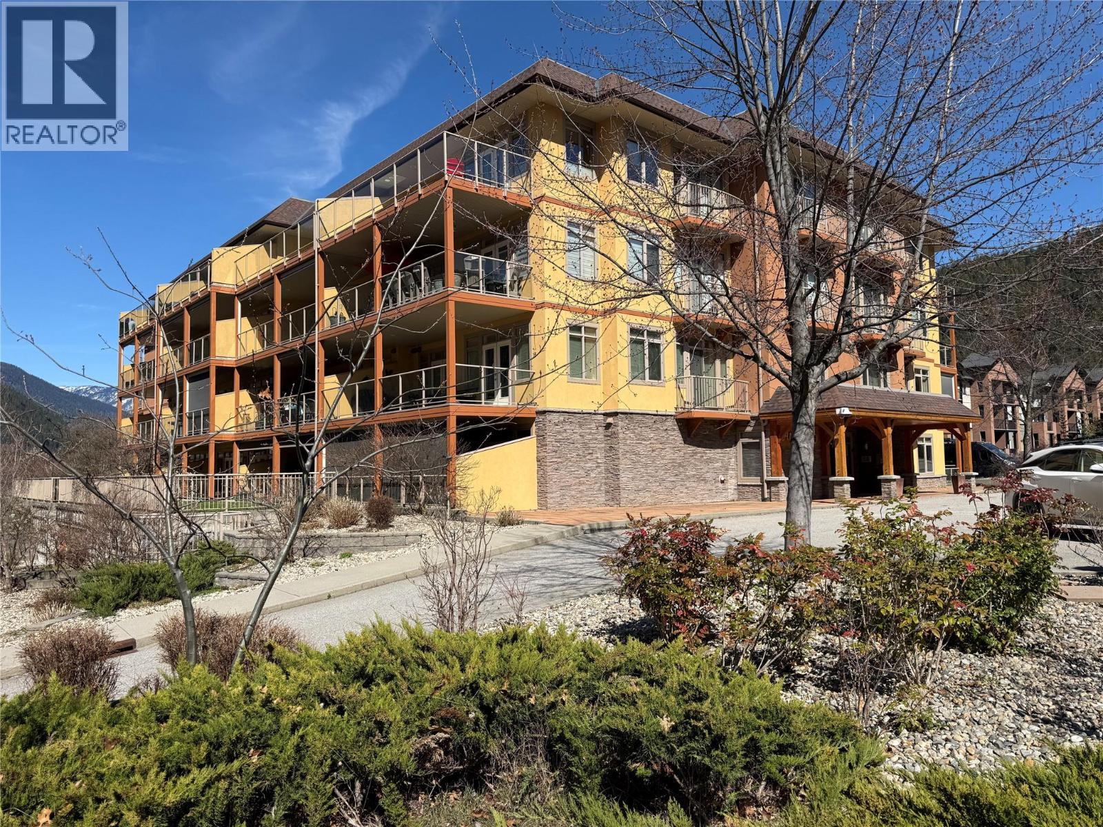 #302 909 RADIO AVENUE - Image 2