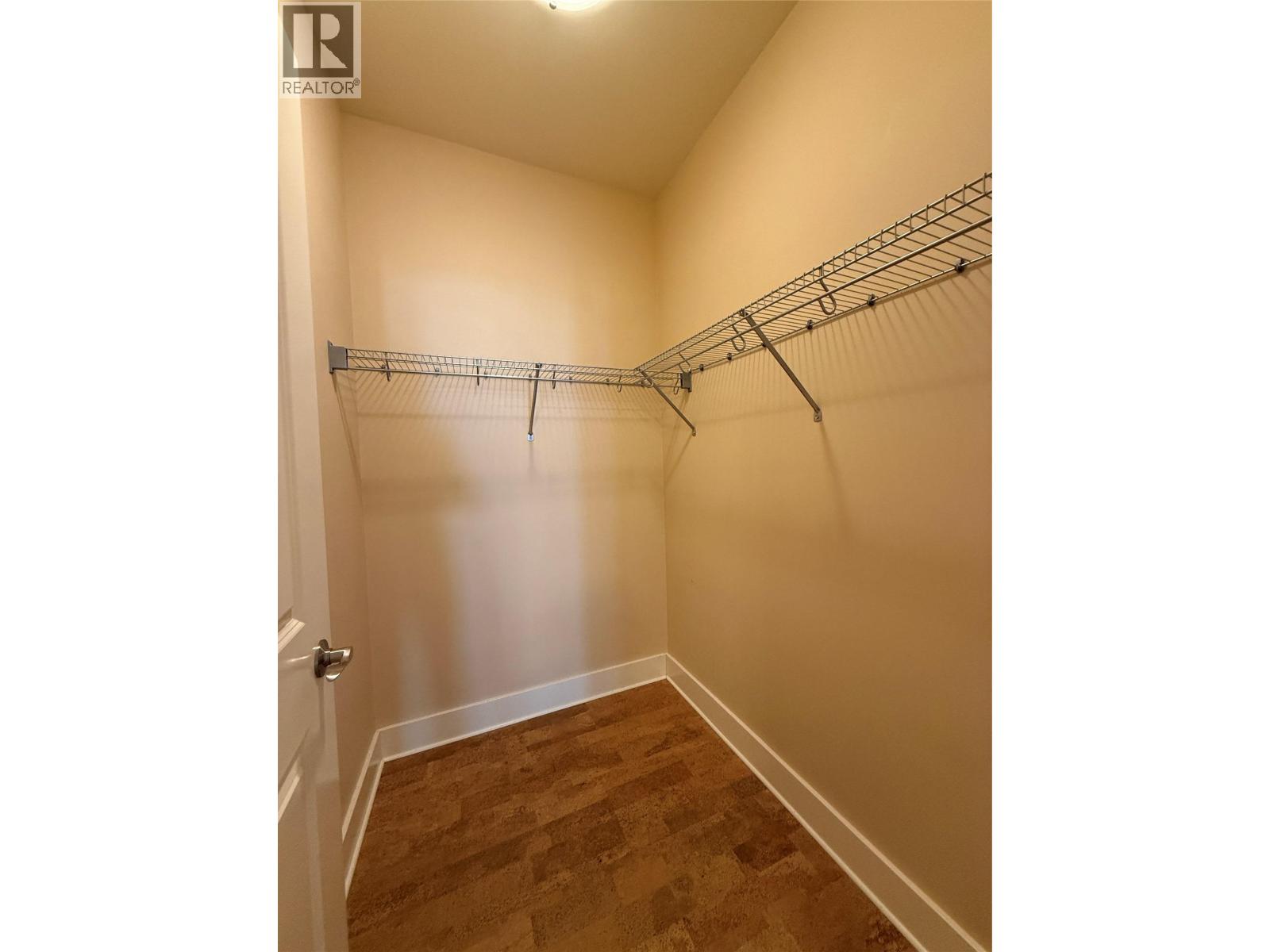 #302 909 RADIO AVENUE - 28