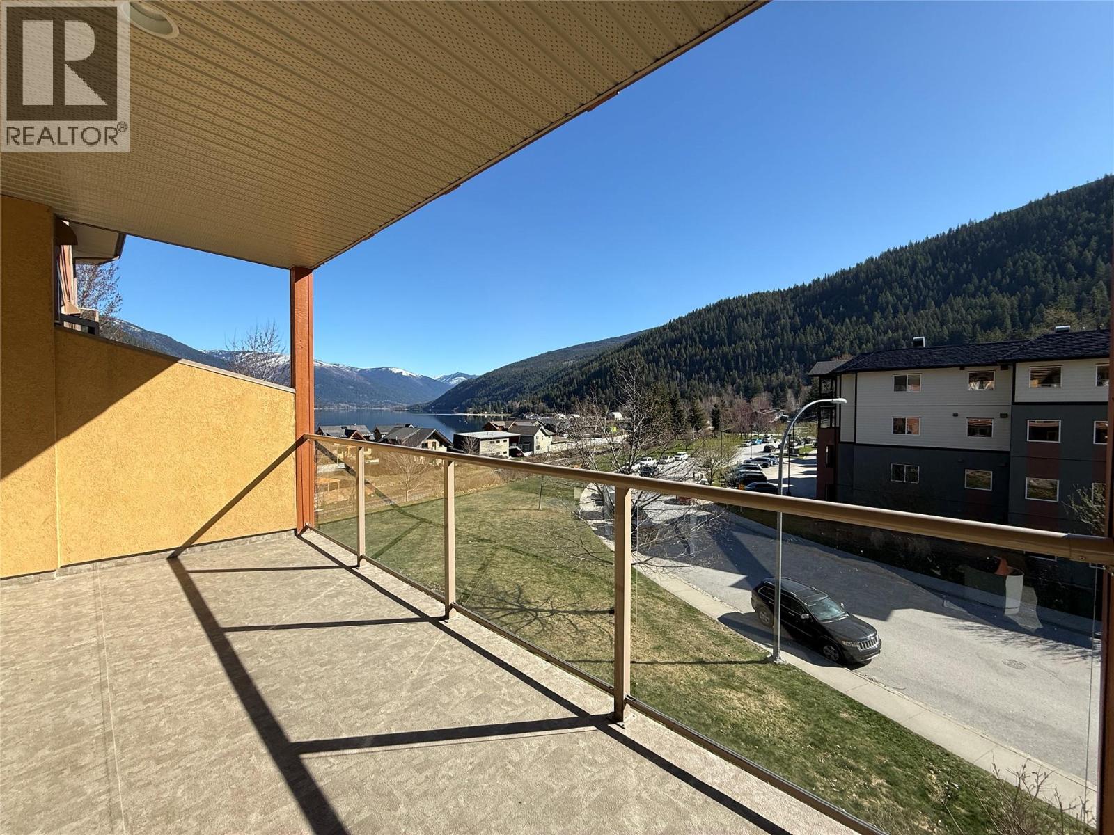 #302 909 RADIO AVENUE - 29