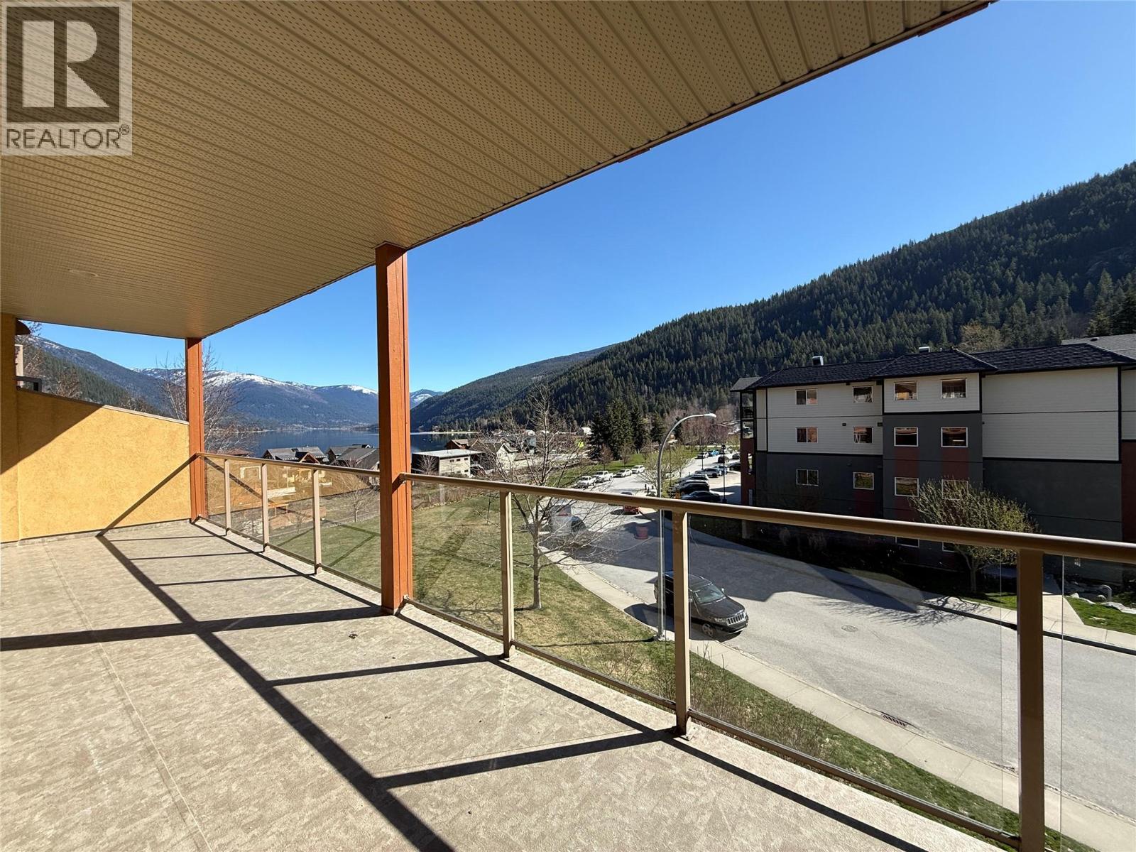 #302 909 RADIO AVENUE - 31