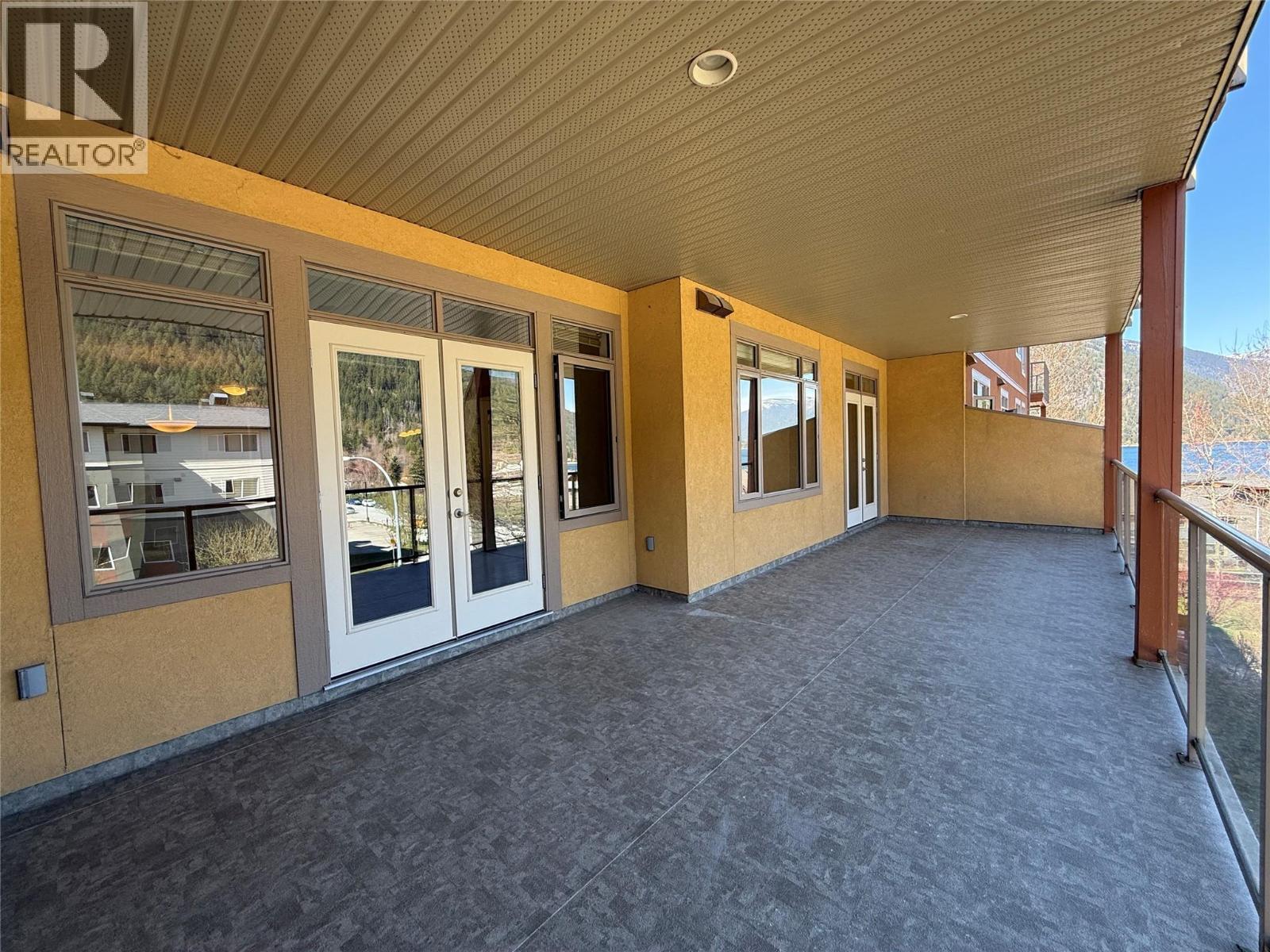 #302 909 RADIO AVENUE - 32