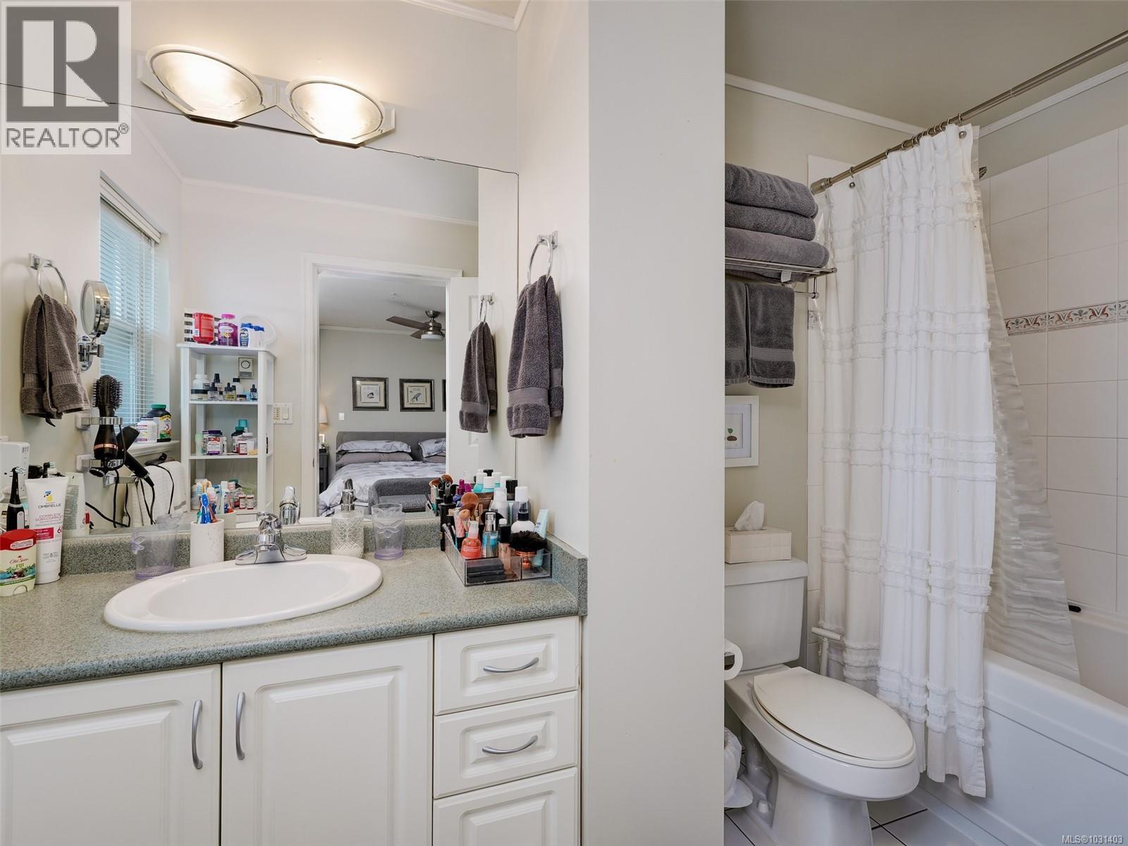  2560 Cadboro Bay Road, Oak Bay