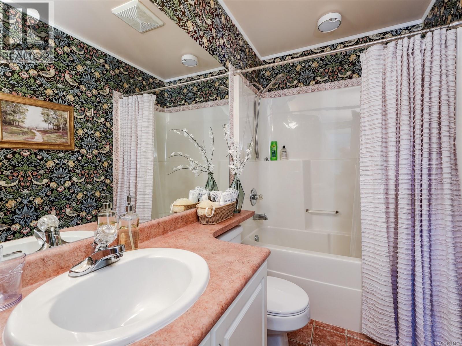  2560 Cadboro Bay Road, Oak Bay