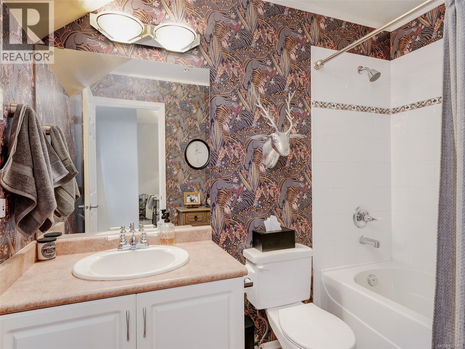  2560 Cadboro Bay Road, Oak Bay