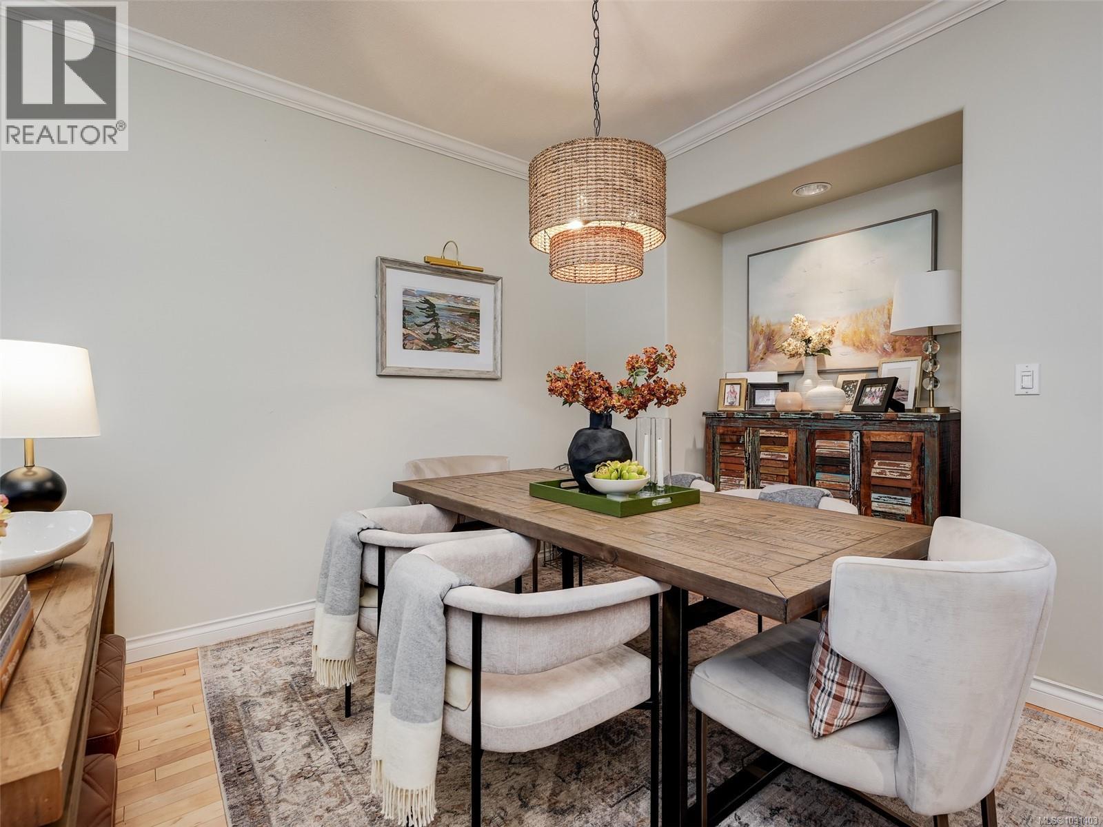  2560 Cadboro Bay Road, Oak Bay