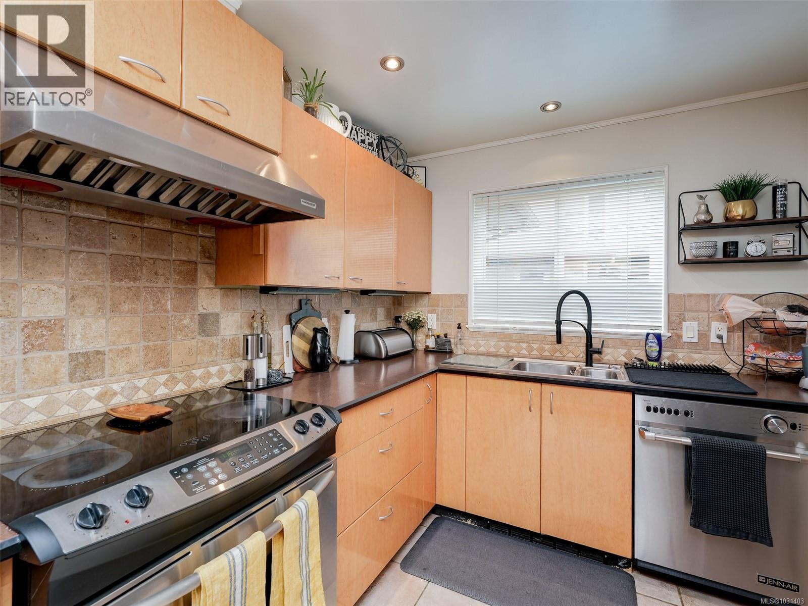  2560 Cadboro Bay Road, Oak Bay