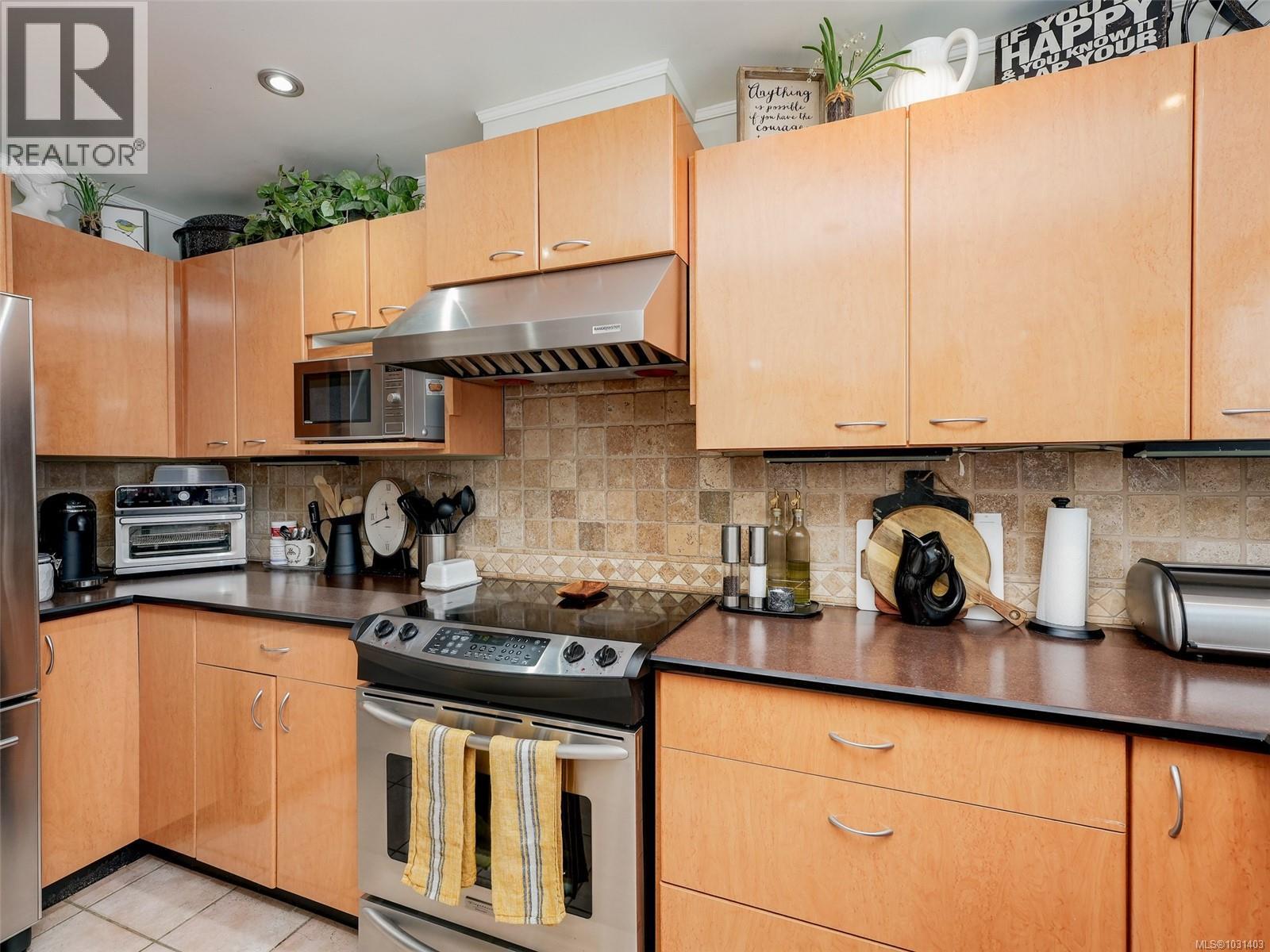  2560 Cadboro Bay Road, Oak Bay