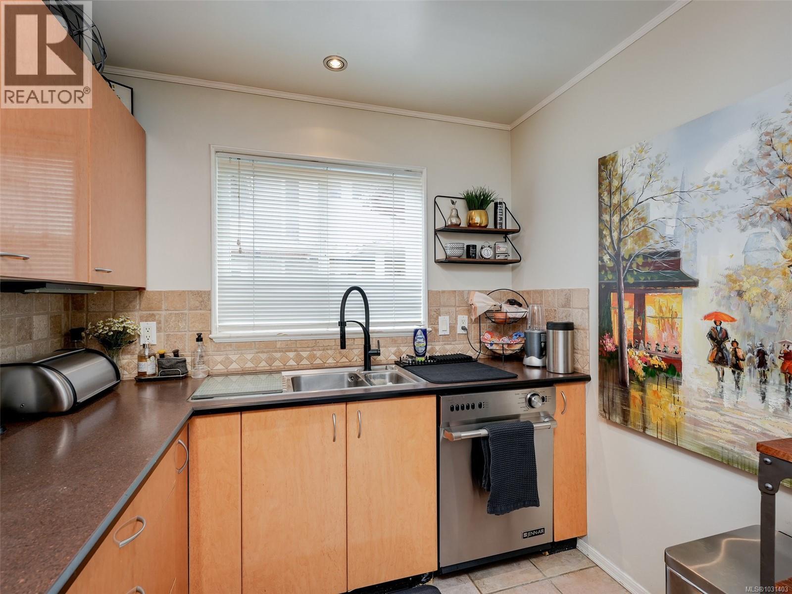  2560 Cadboro Bay Road, Oak Bay