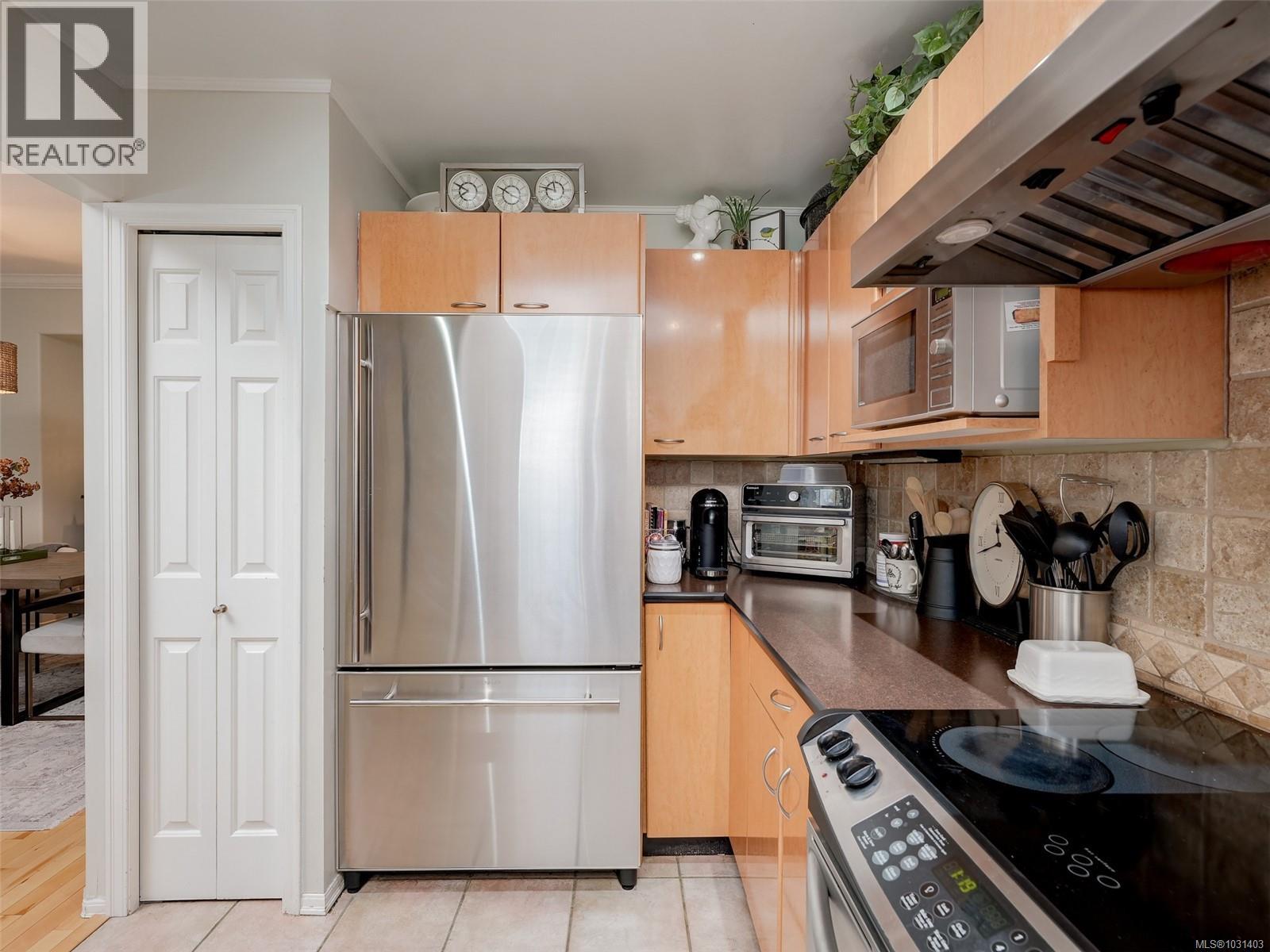  2560 Cadboro Bay Road, Oak Bay