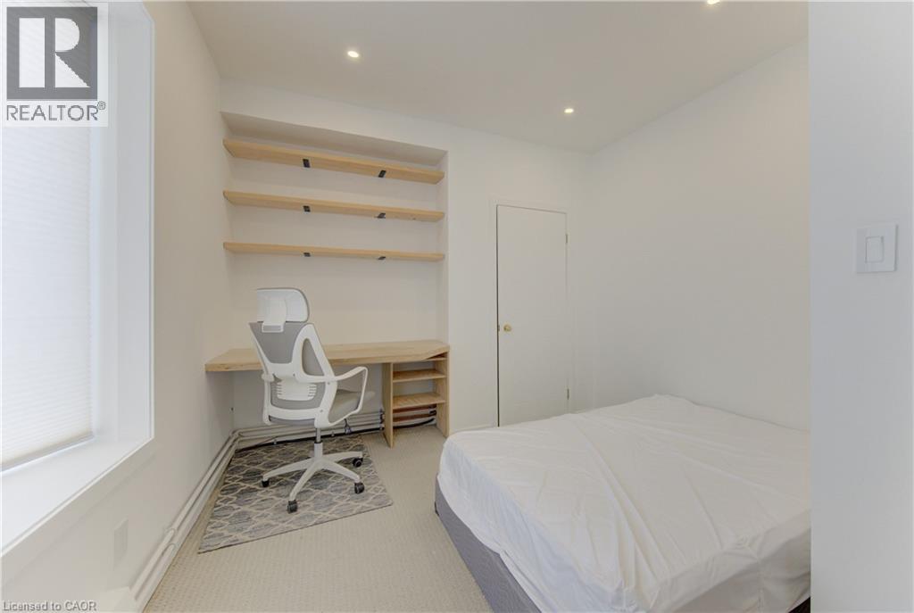 67 LOUISA Street - 26