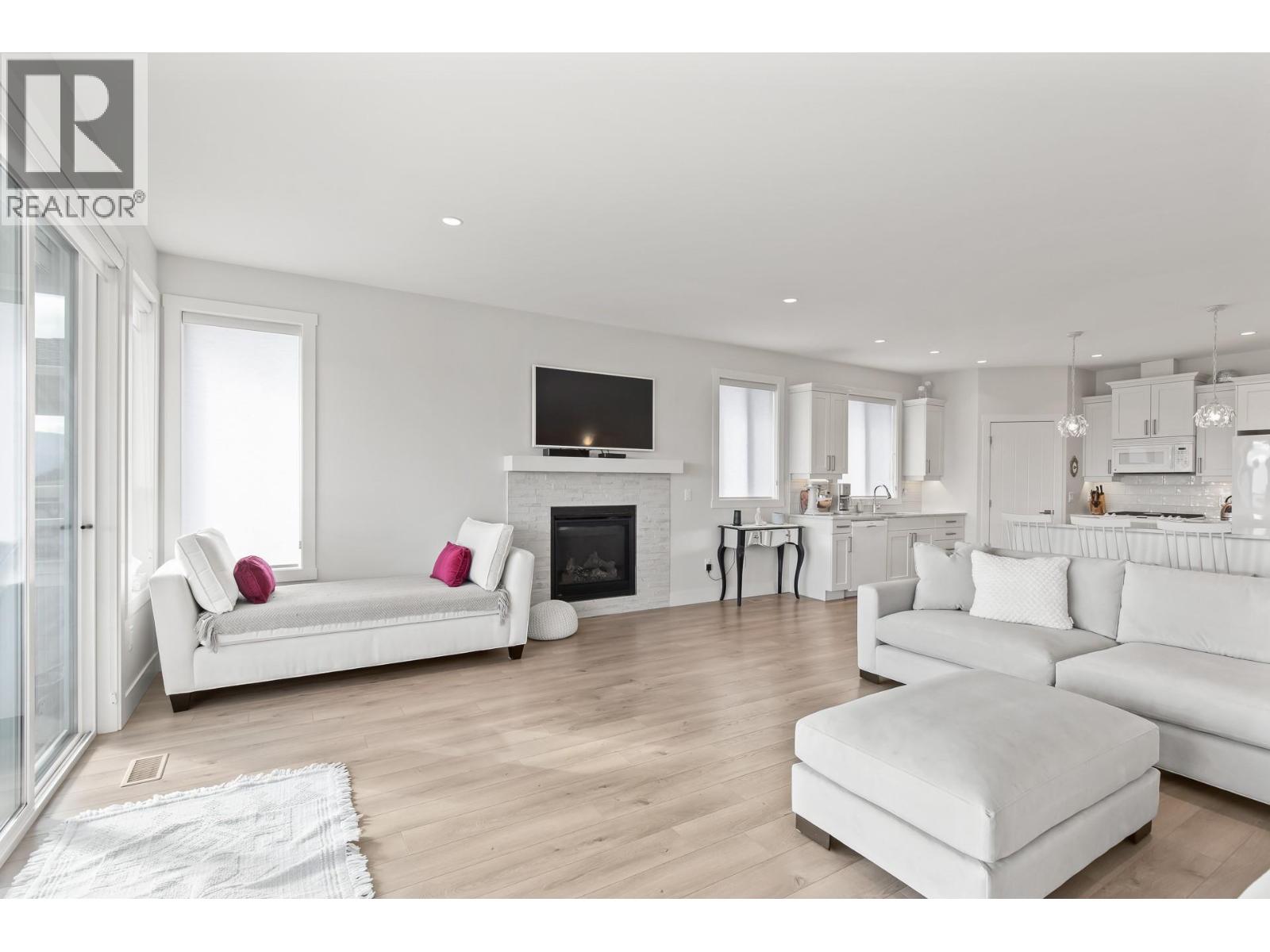  2612 Paramount Drive, West Kelowna