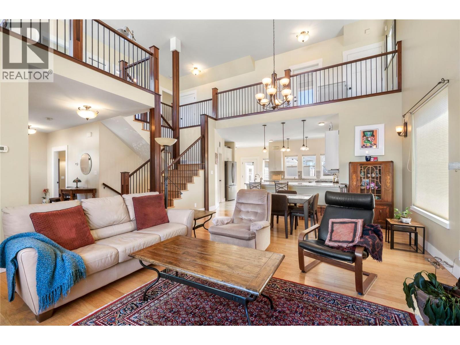 1050 9 Avenue NE - 9