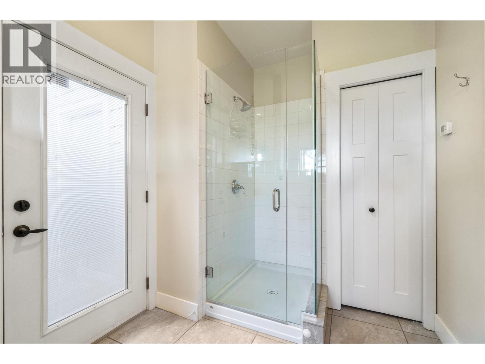 1050 9 AVENUE NE - 24