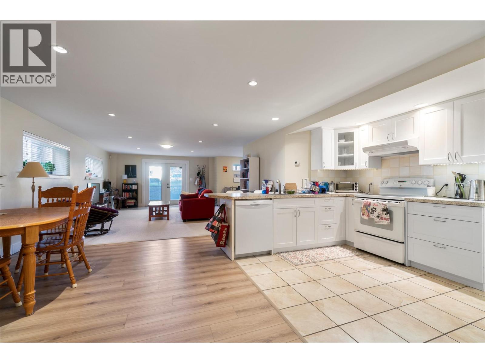 1050 9 AVENUE NE - 45