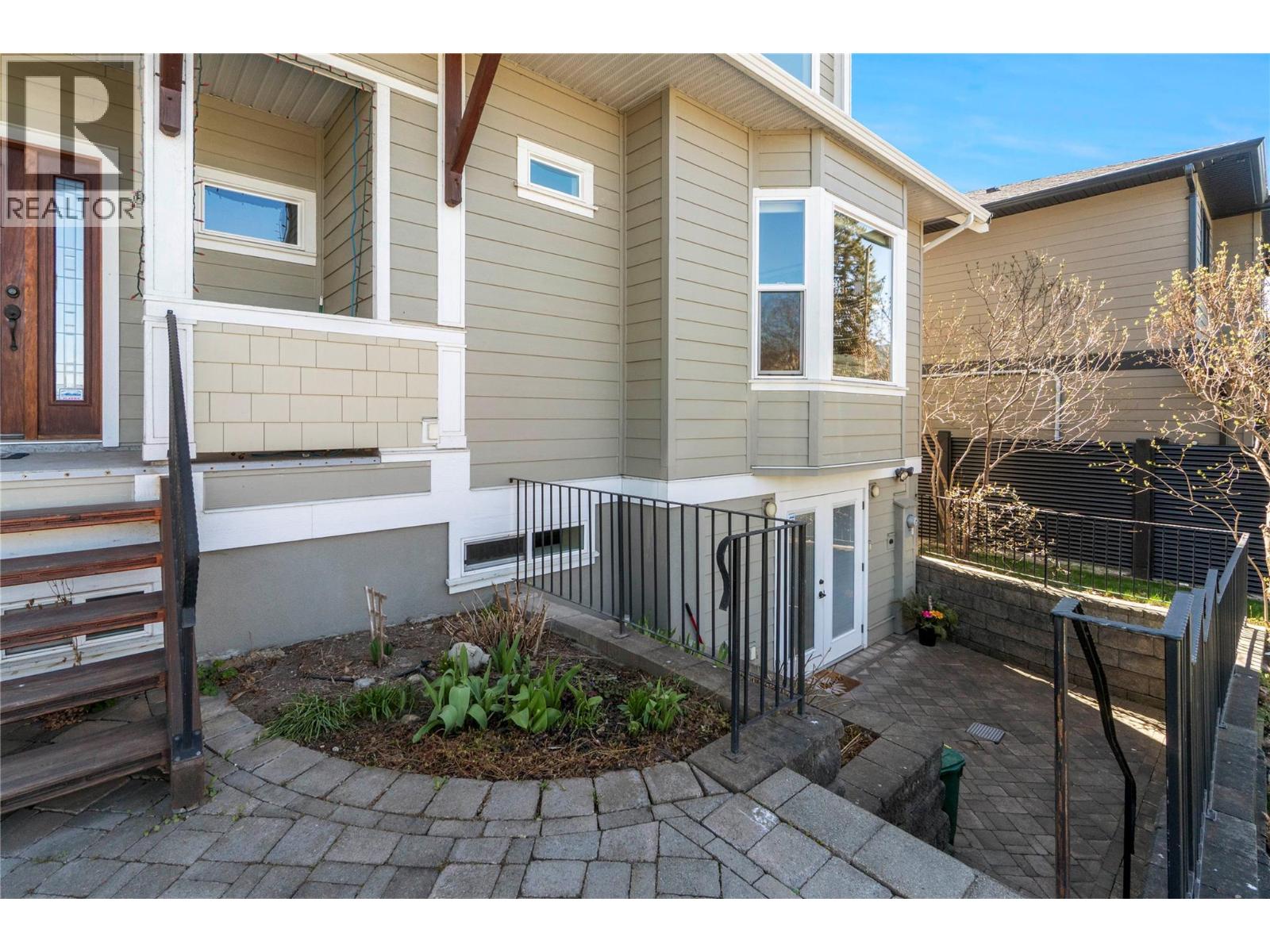 1050 9 Avenue NE - 50