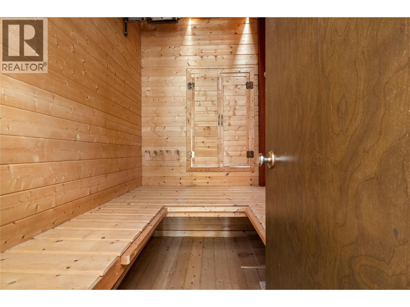 1050 9 AVENUE NE - 37