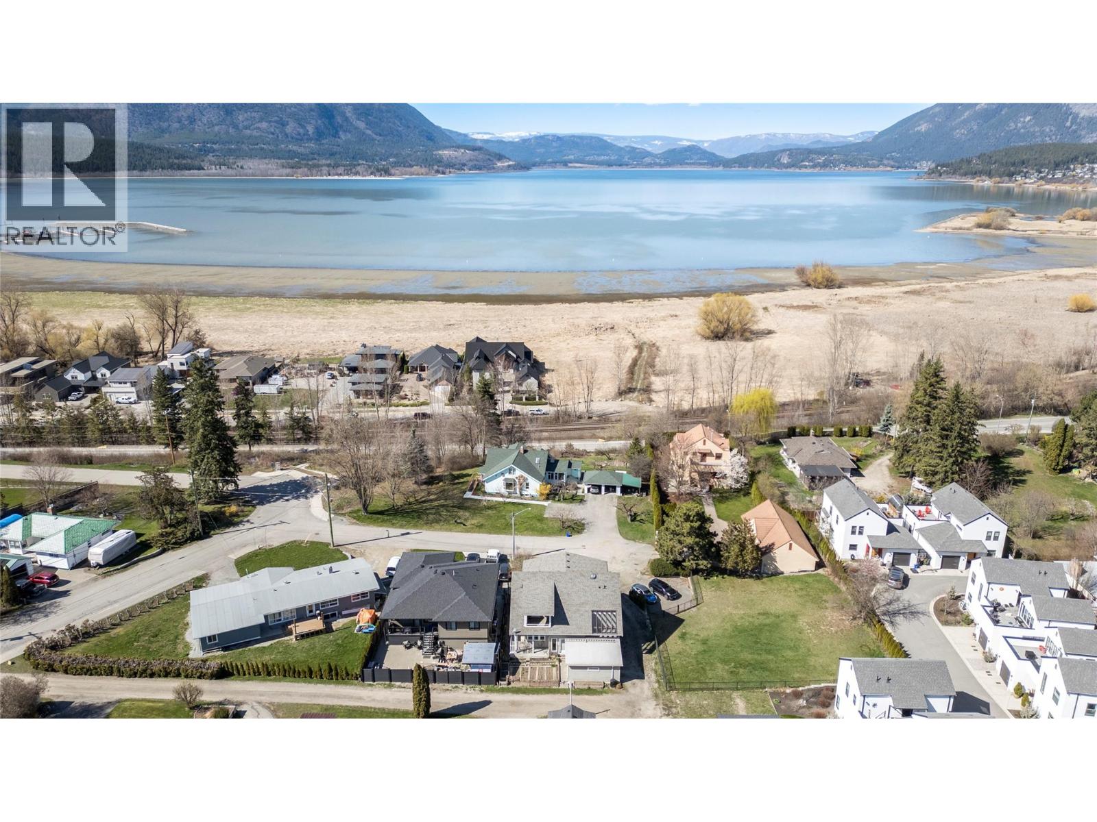 1050 9 AVENUE NE - 52