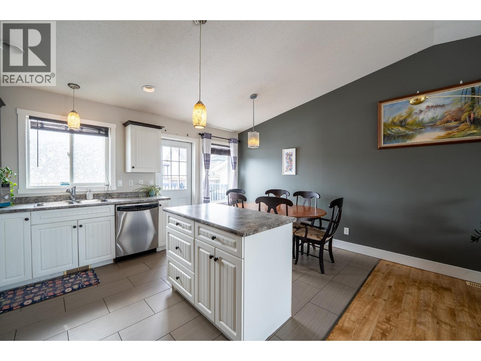 8727 113A AVENUE - 6