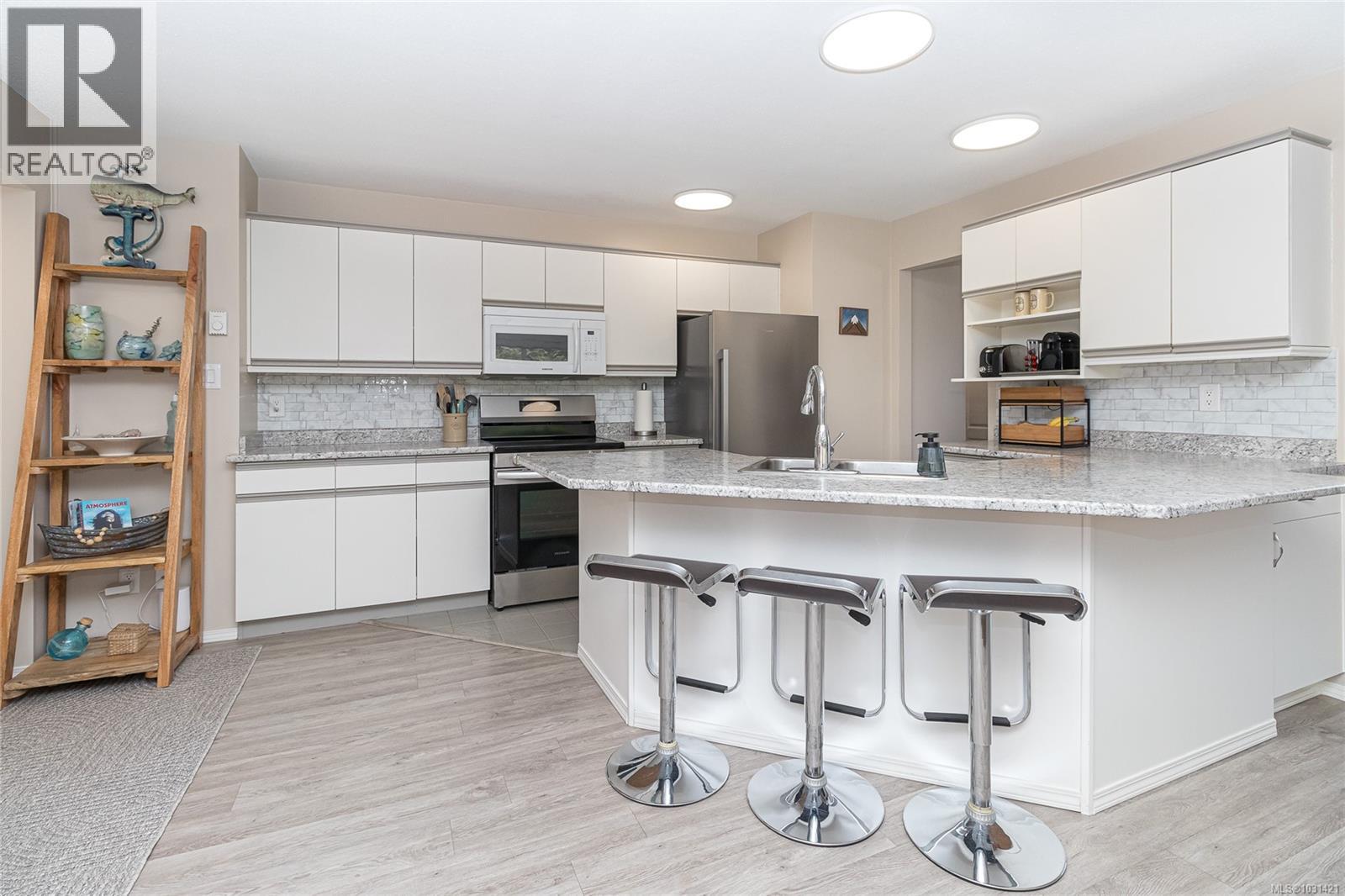 3699 ARBUTUS DR N - 8