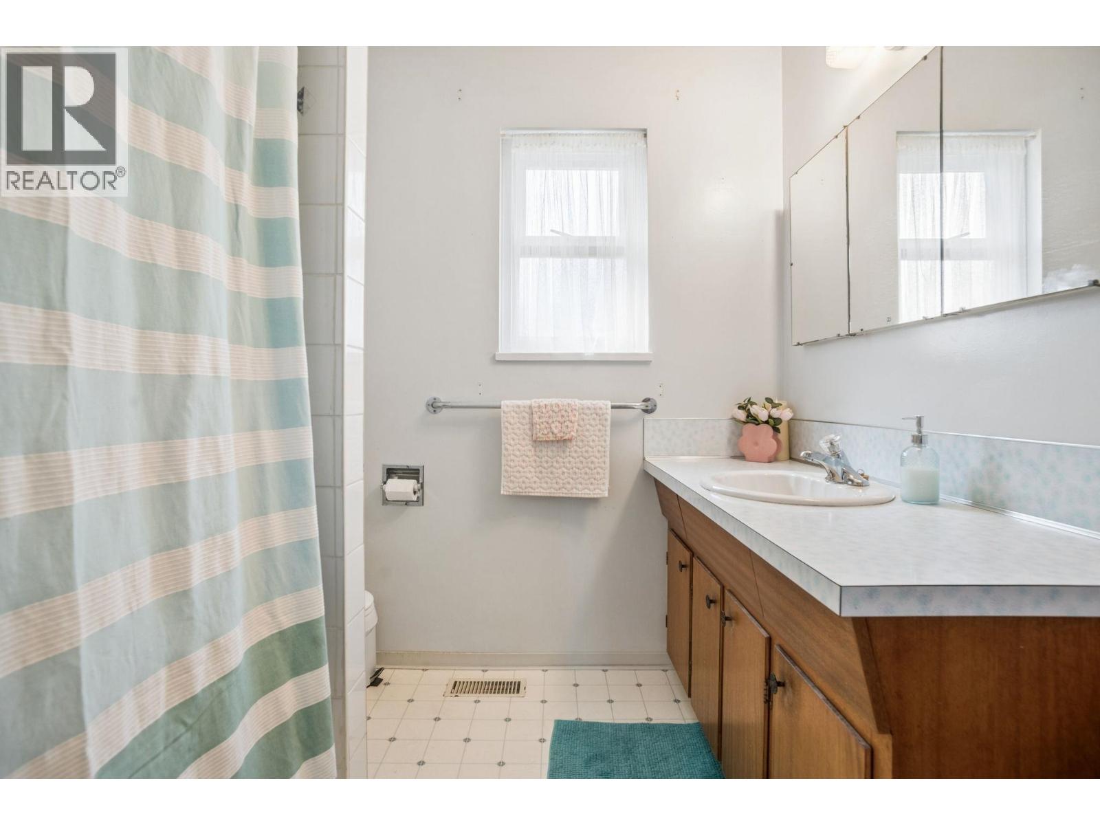 5392 MAPLE Crescent, Delta