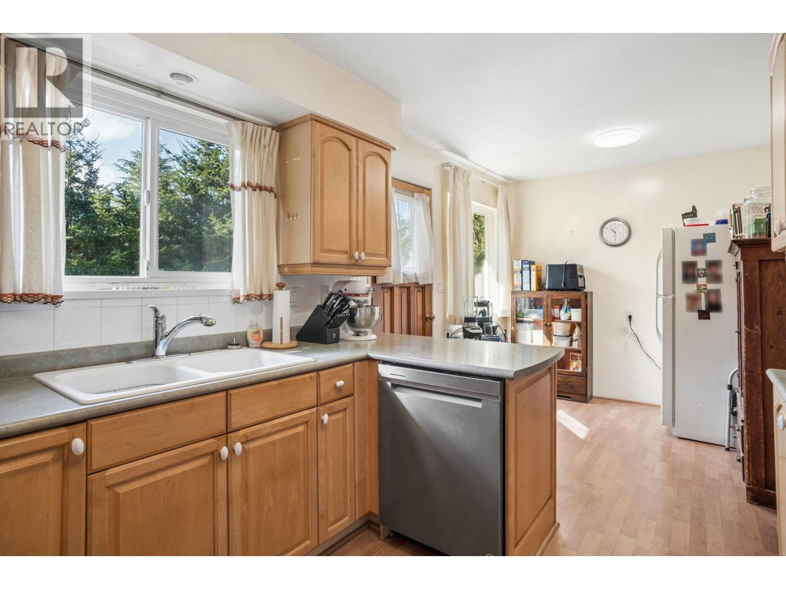 5392 MAPLE Crescent, Delta