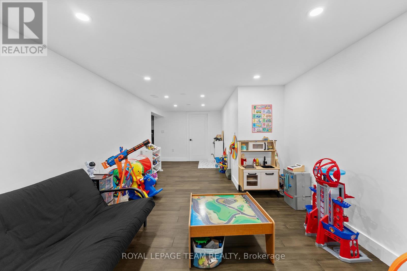 25 FRONTENAC CRESCENT — photo 30