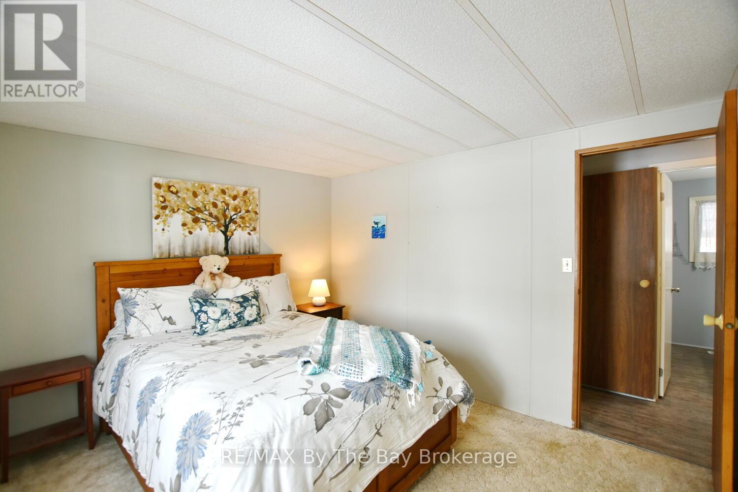 15 CARRUTHERS STREET S - 16