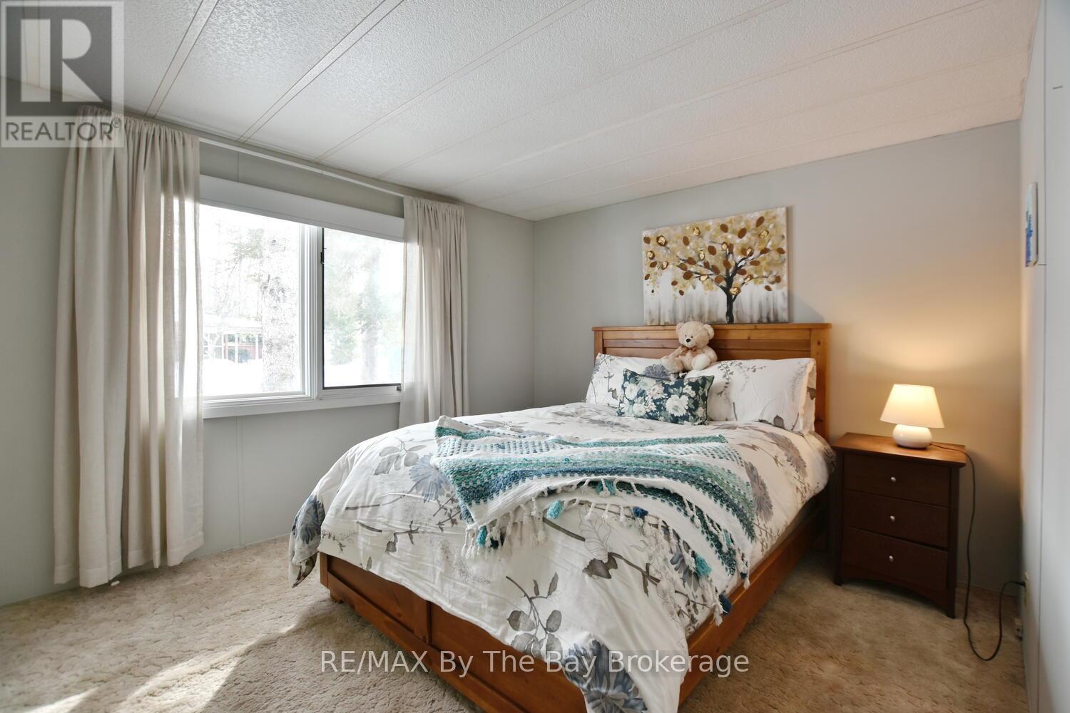 15 CARRUTHERS STREET S - 15