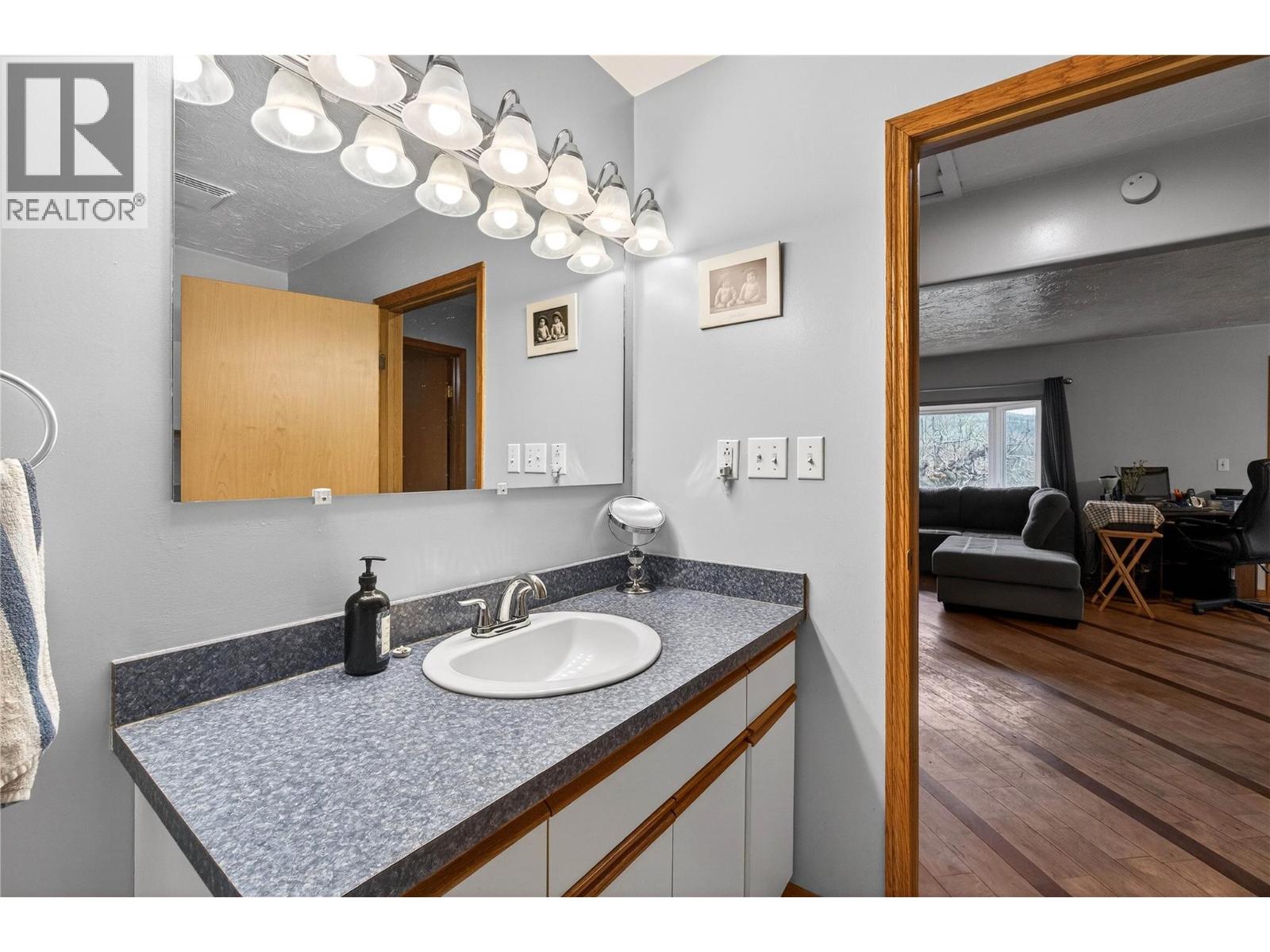 4640 70 AVENUE NE - 32