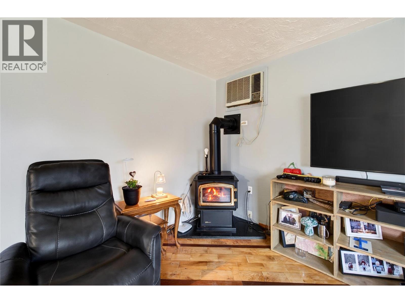 4640 70 AVENUE NE - 25