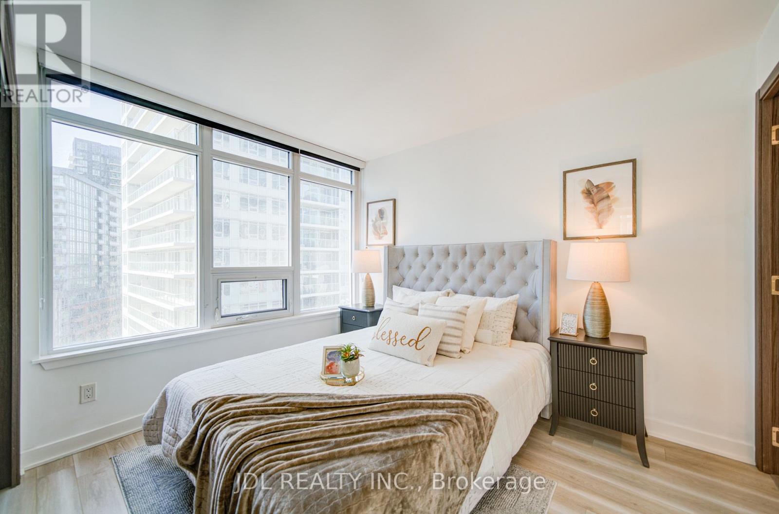 #902 17 BATHURST STREET - 14