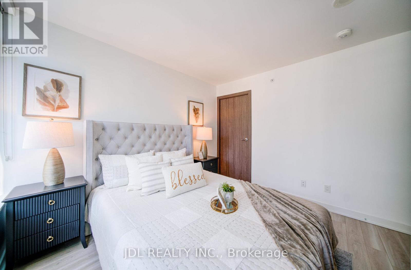 #902 17 BATHURST STREET - 13
