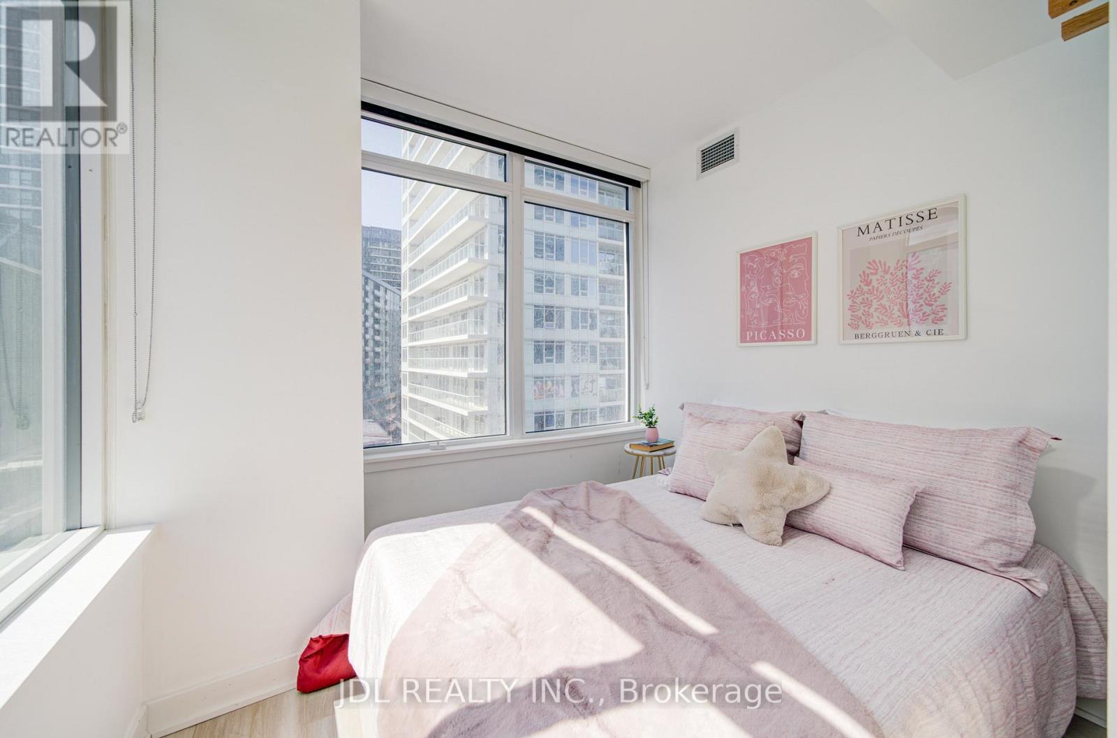 #902 17 BATHURST STREET - 11