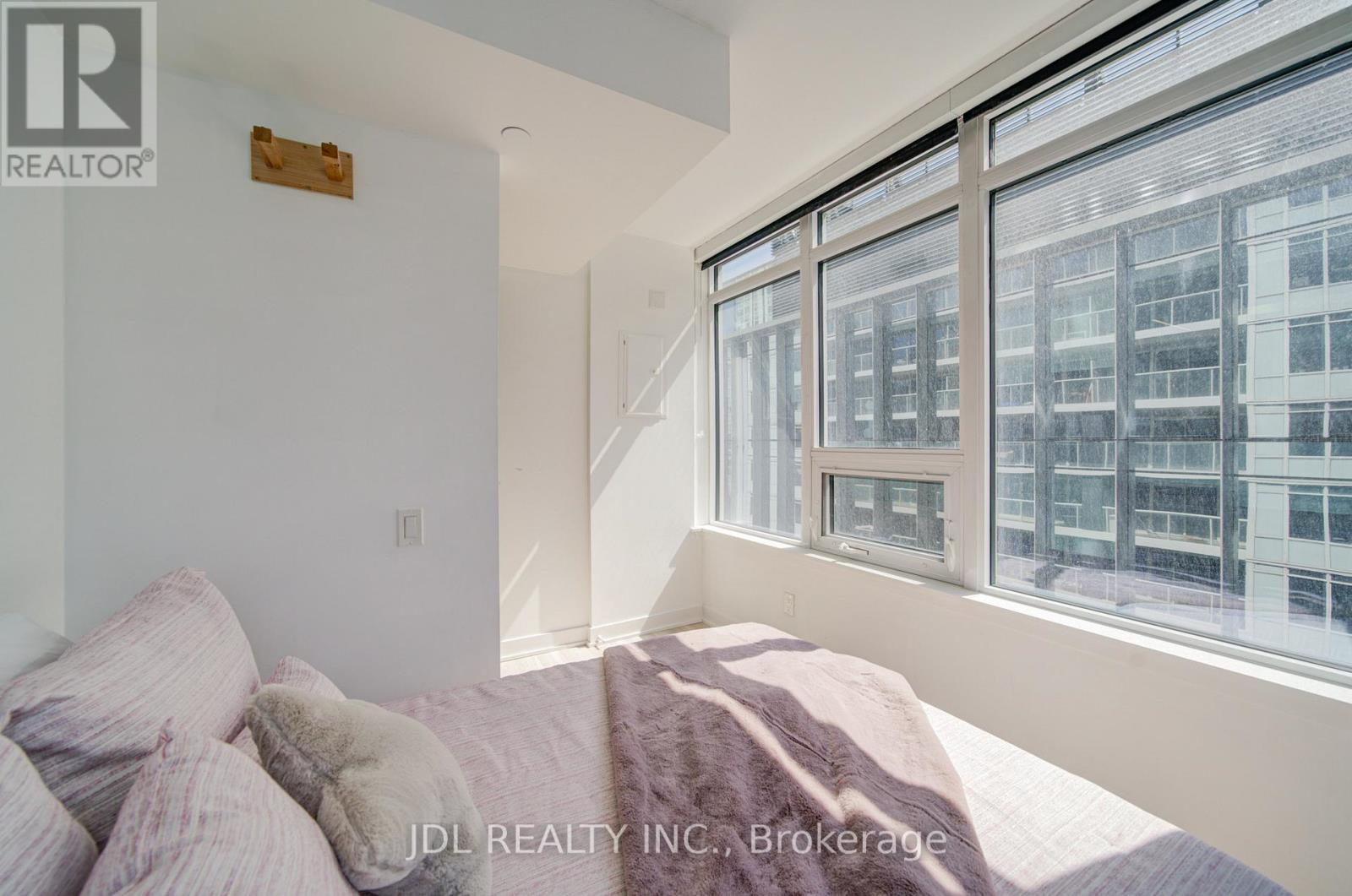 #902 17 BATHURST STREET - 12