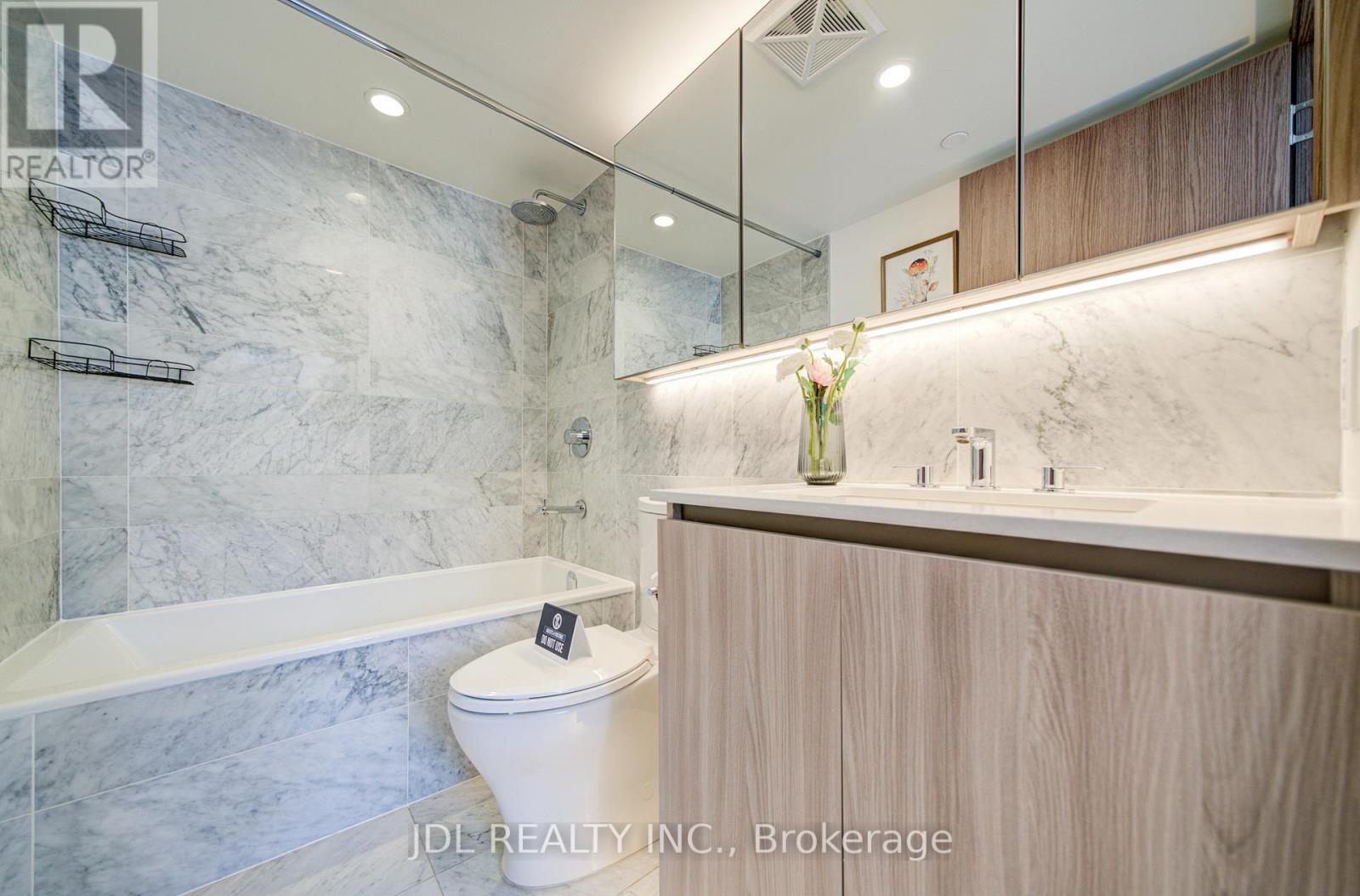 #902 17 BATHURST STREET - 16