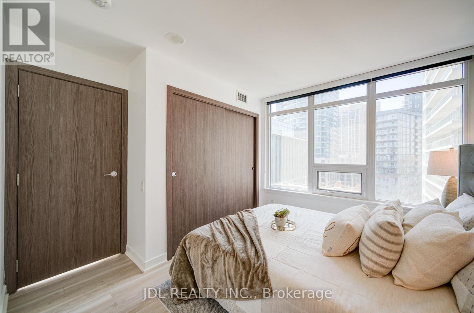 #902 17 BATHURST STREET - 15