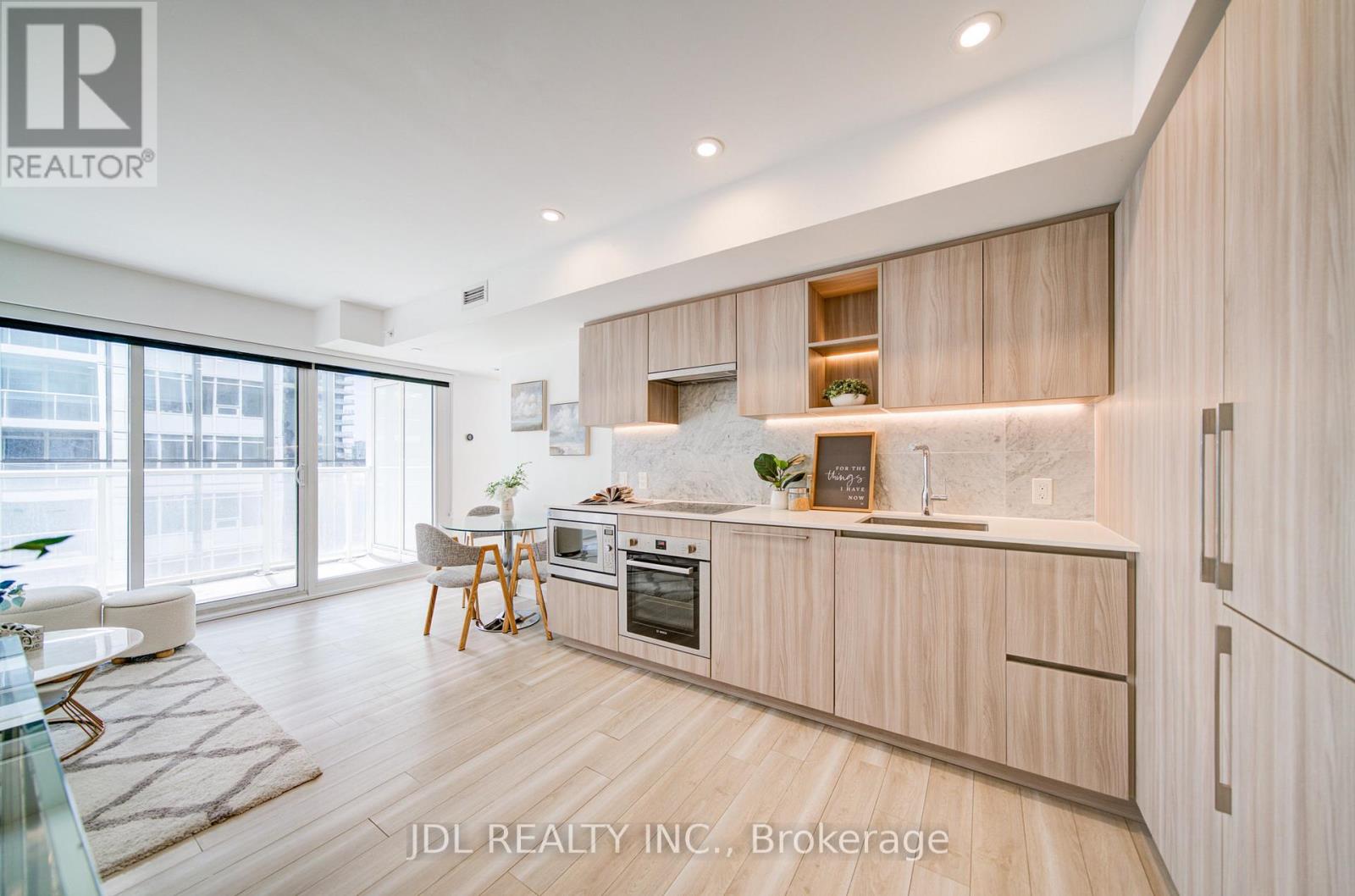 #902 17 BATHURST STREET - 4