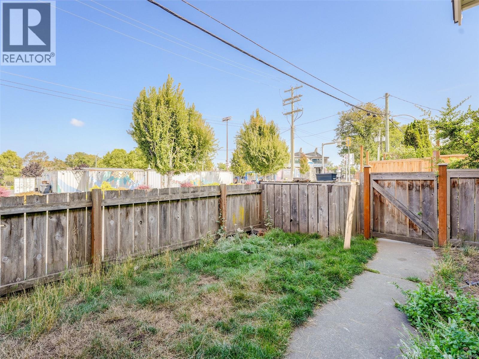  951 Caledonia Avenue, Victoria