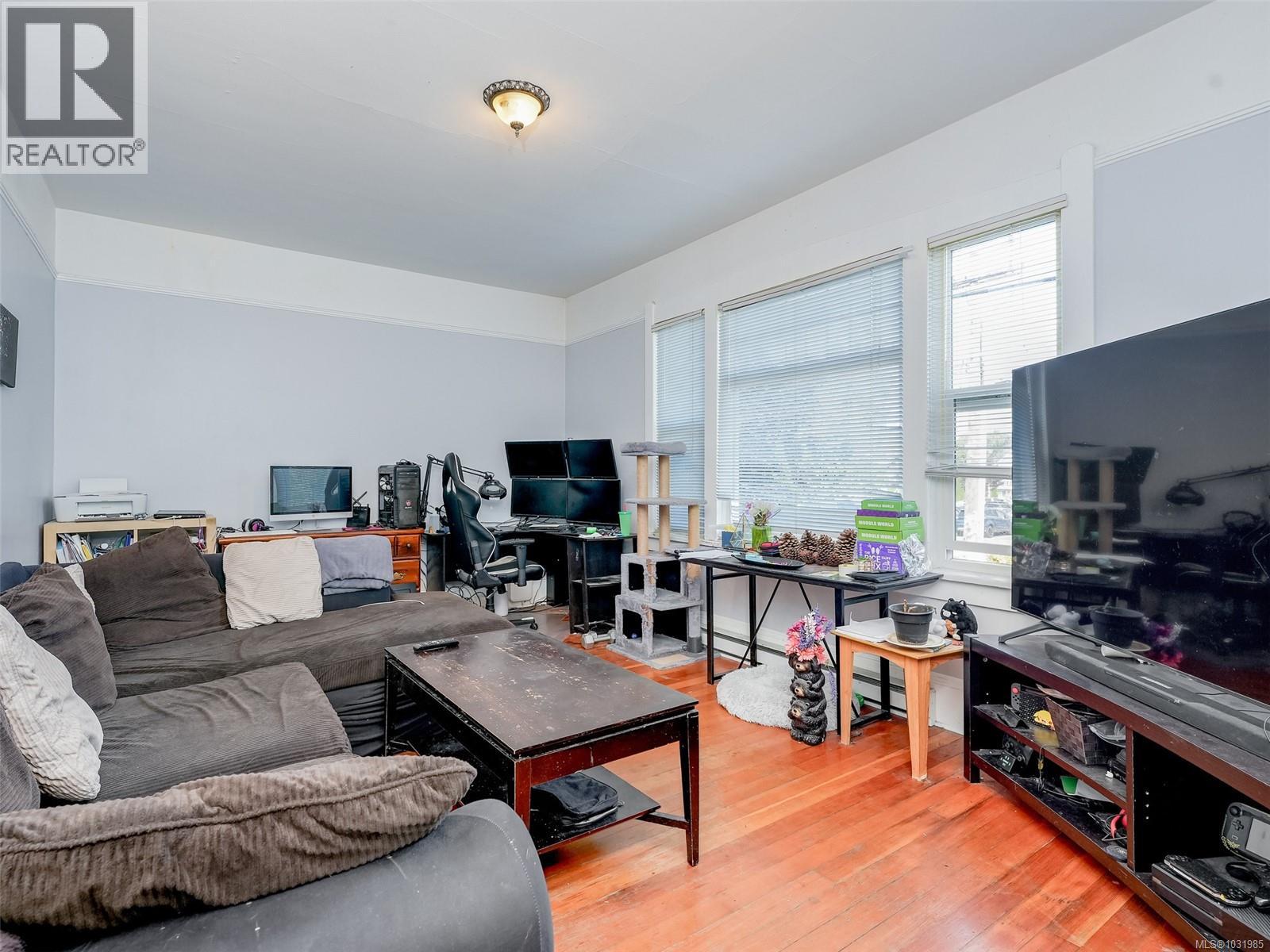  951 Caledonia Avenue, Victoria