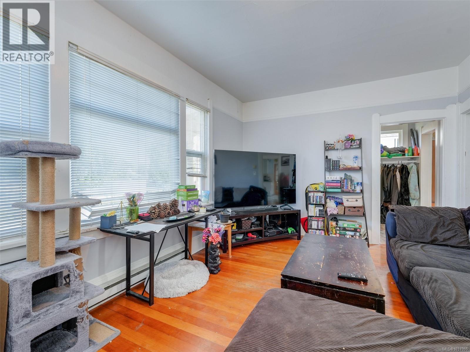  951 Caledonia Avenue, Victoria