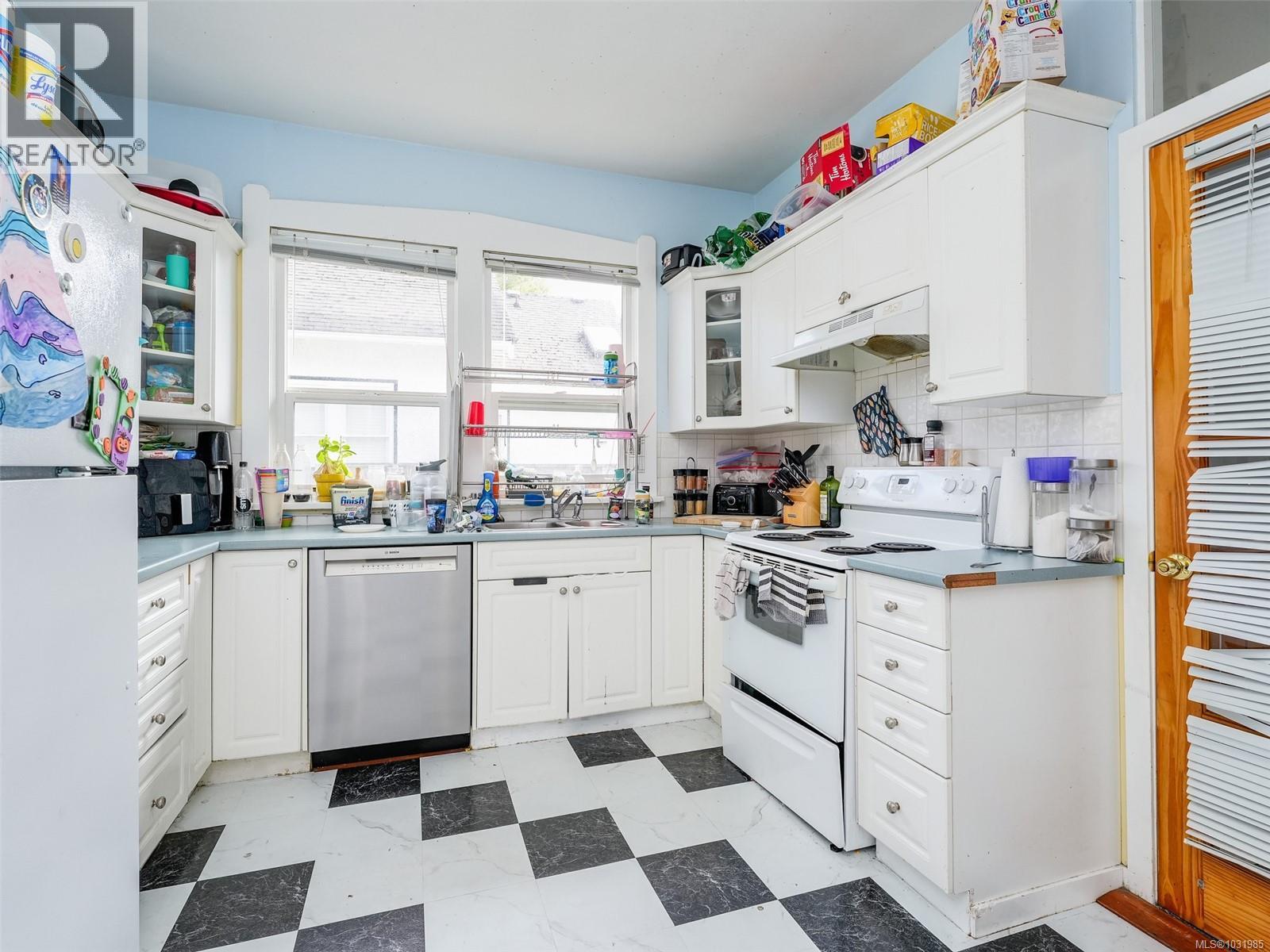  951 Caledonia Avenue, Victoria