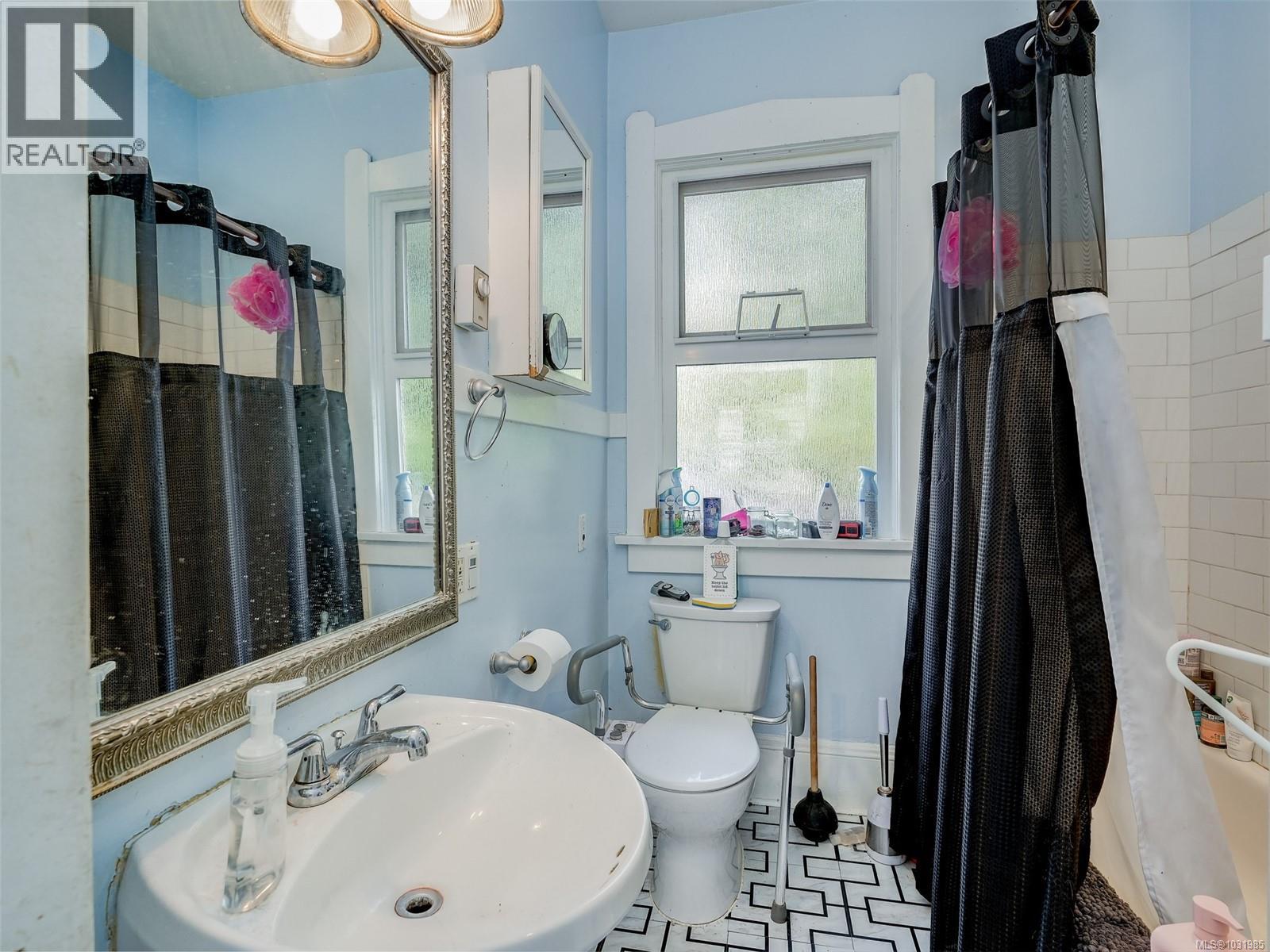  951 Caledonia Avenue, Victoria