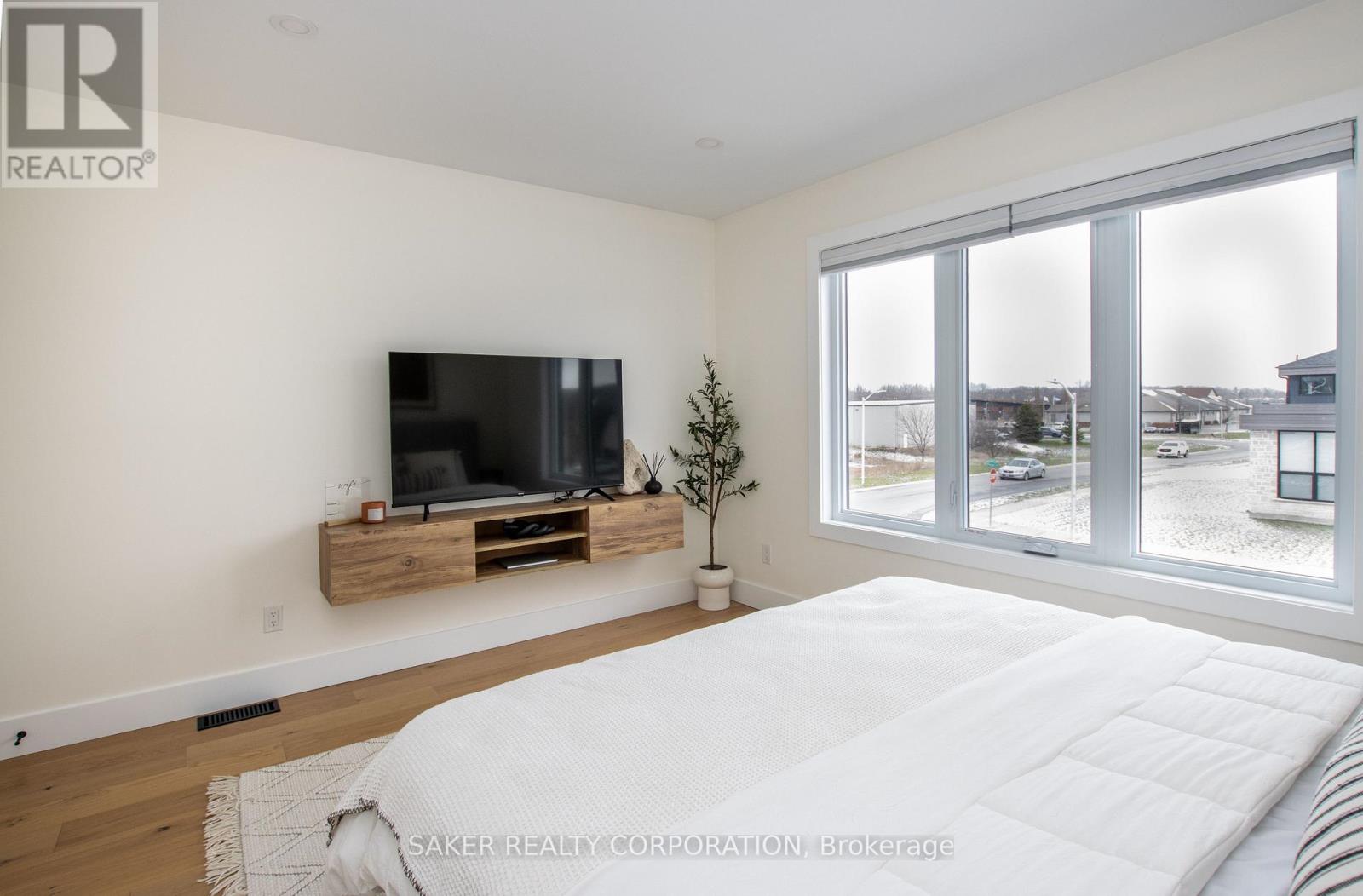 3 POOLE CRESCENT Property Photo